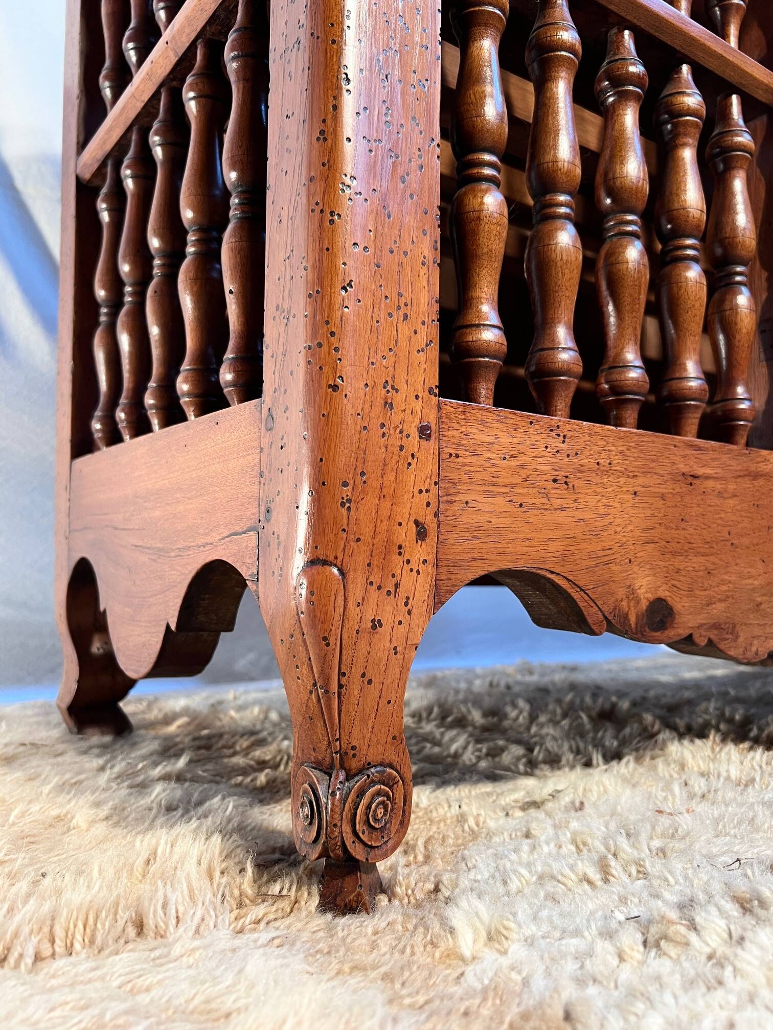 Panetière xviii, louis xv style walnut policeman's hat