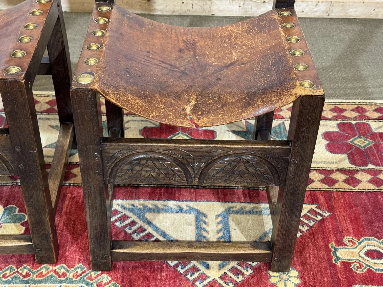 Set of 6 English chairs in oak and fine leather from the late 19th century.