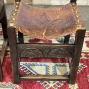 Set of 6 English chairs in oak and fine leather from the late 19th century.
