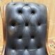 Paire de fauteuils anglais chesteefield en cuir noir