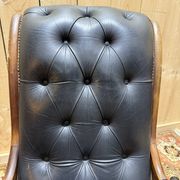 Paire de fauteuils anglais chesteefield en cuir noir