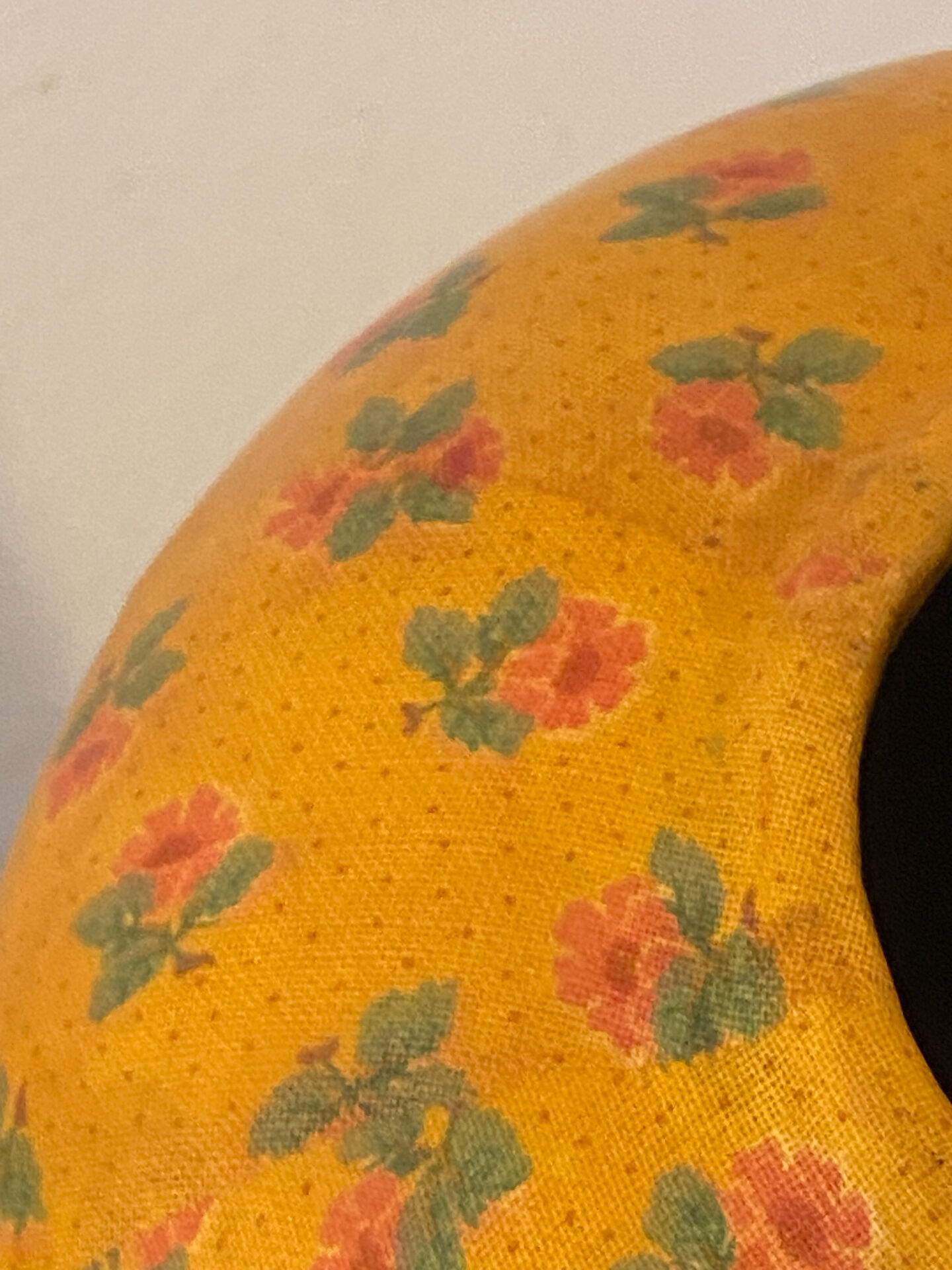 Vase en terre cuite, décor floral
