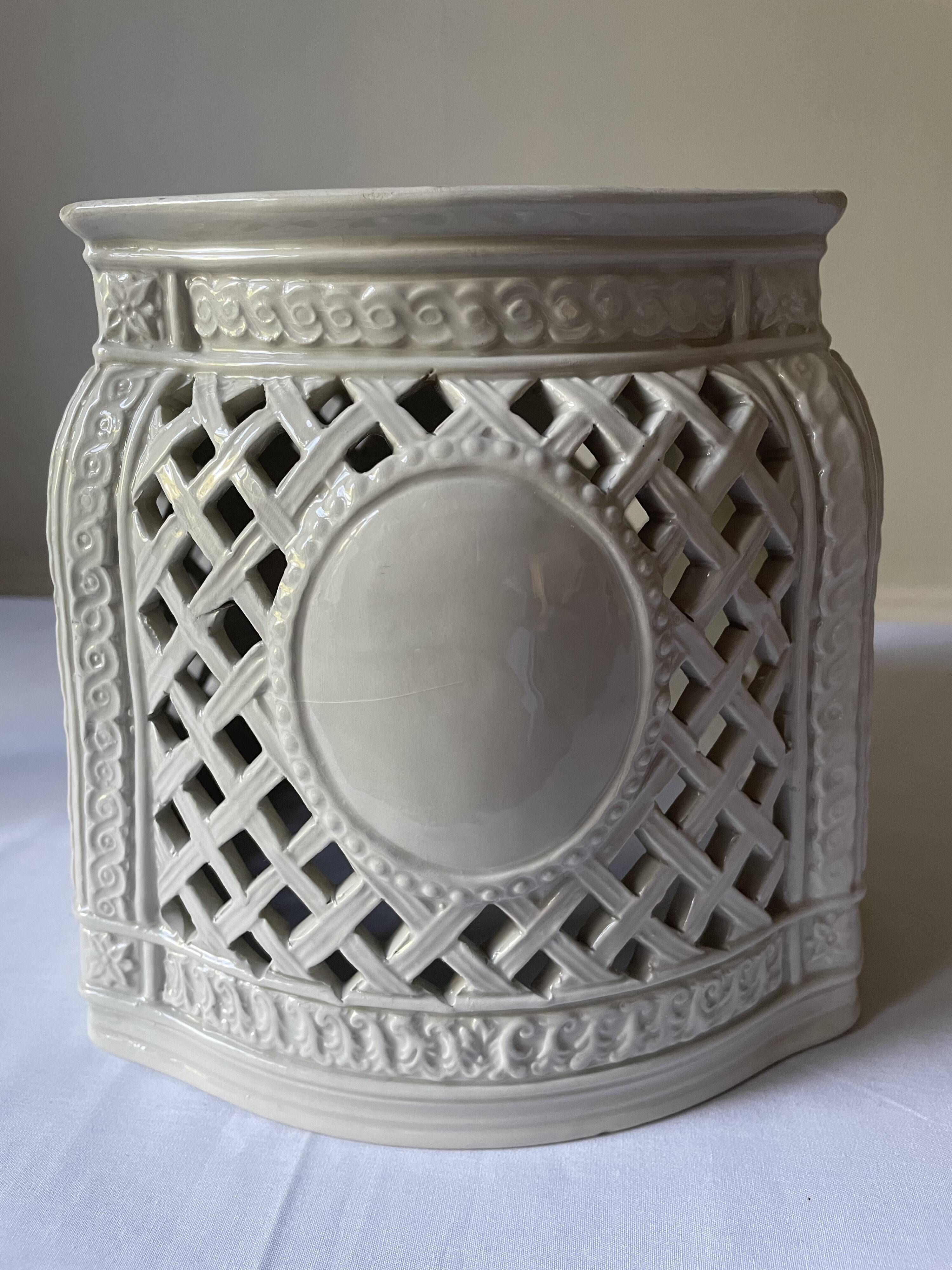 Reticulated pot cover in Italian porcelain