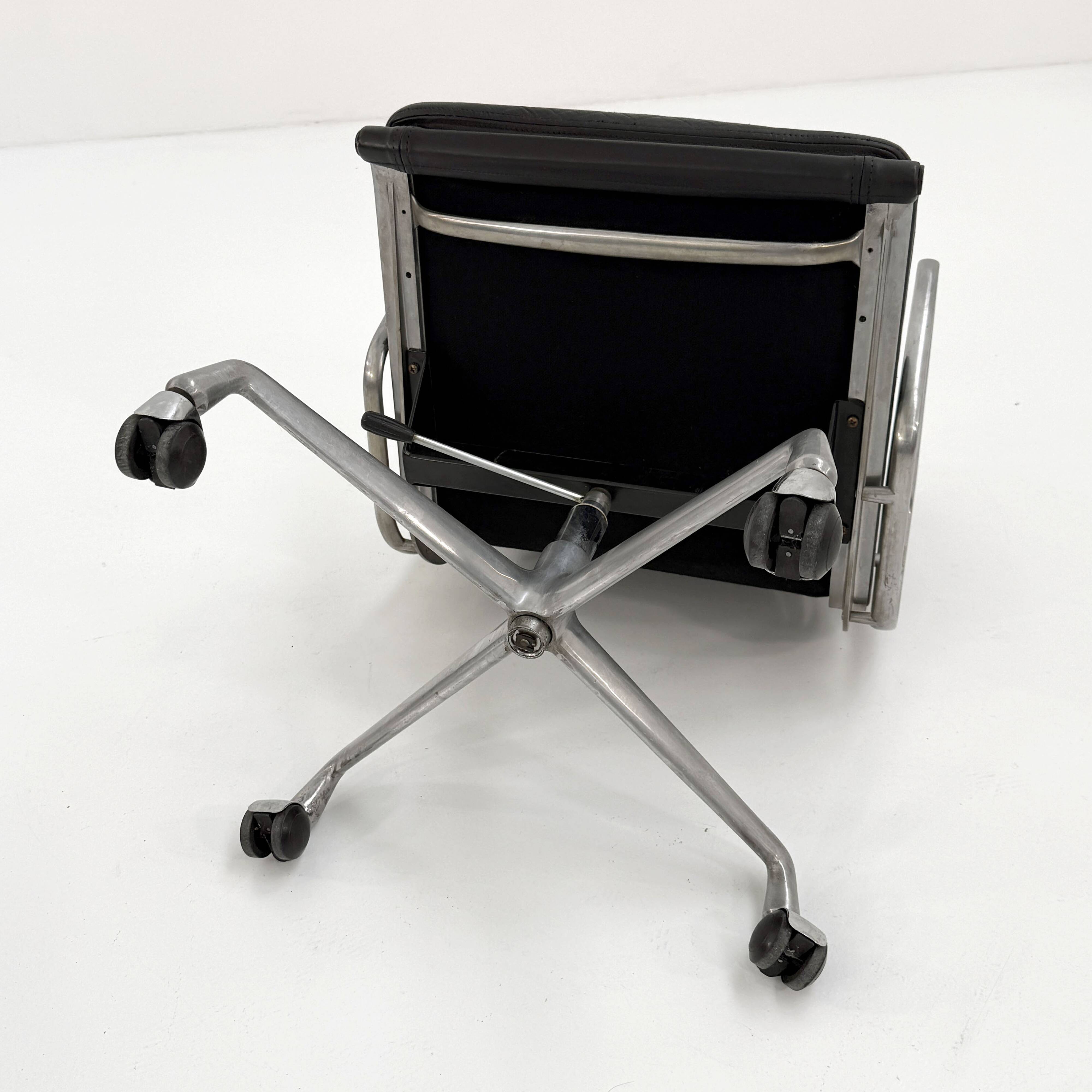 Fauteuil de bureau Soft Pad EA217 par C.& R. Eames pour Herman Miller, 1970