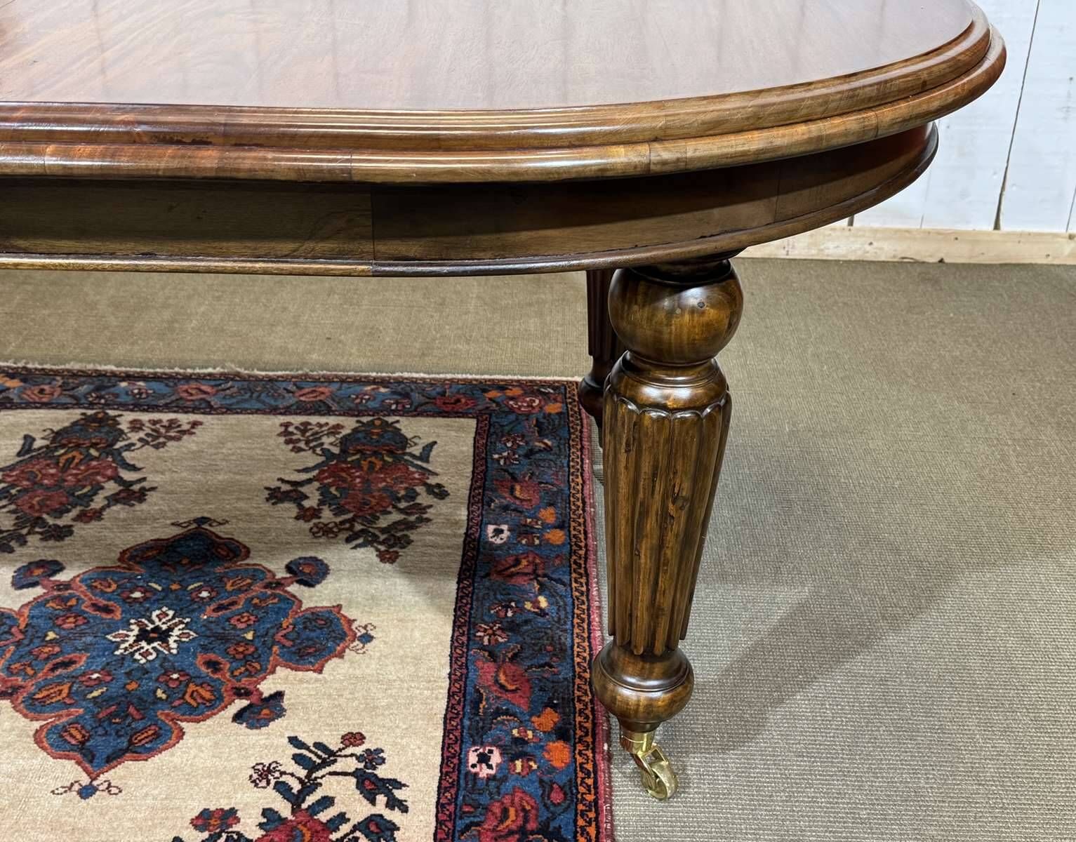 Victorian style oval mahogany table with 1 extension.