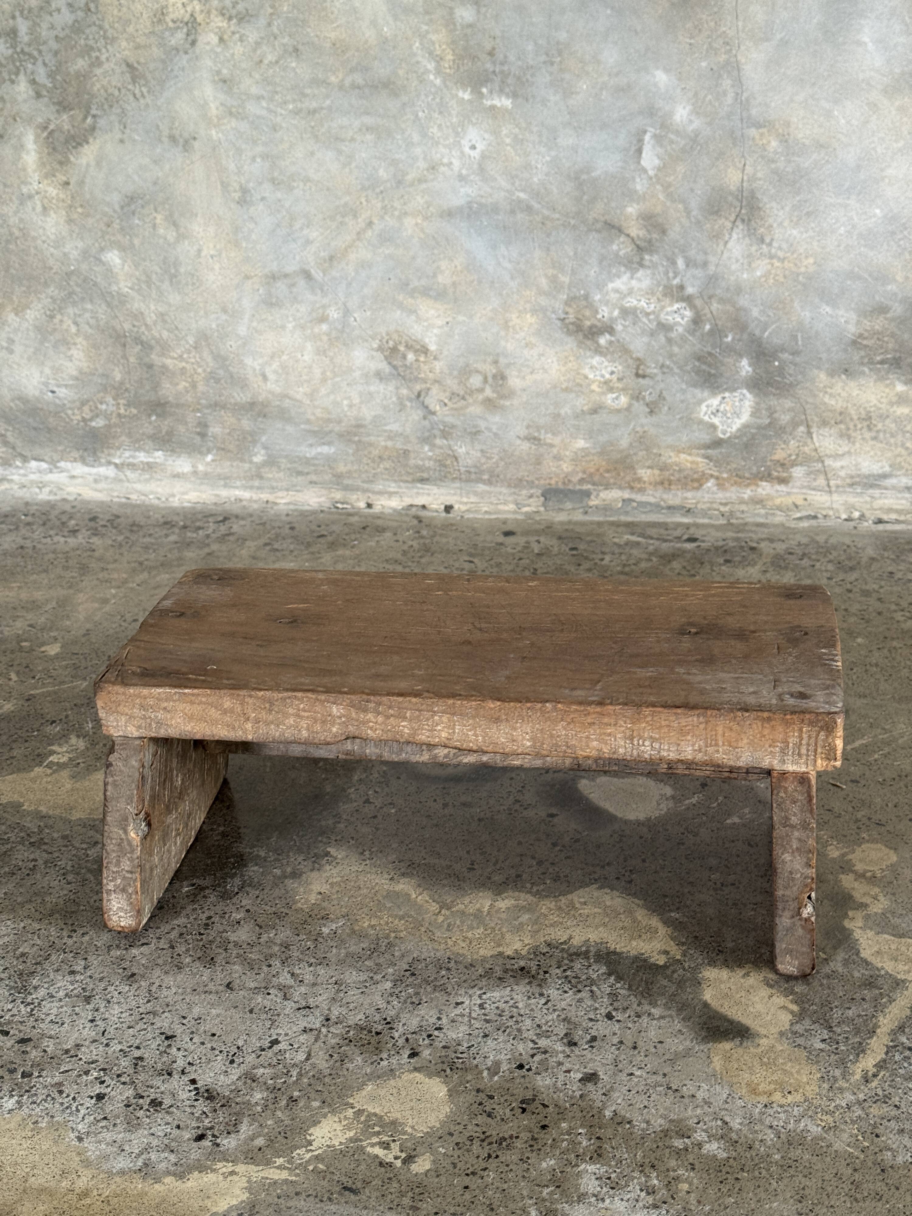 Small auxiliary stool in upcycled teak with a small hollow under the seat (3273)
