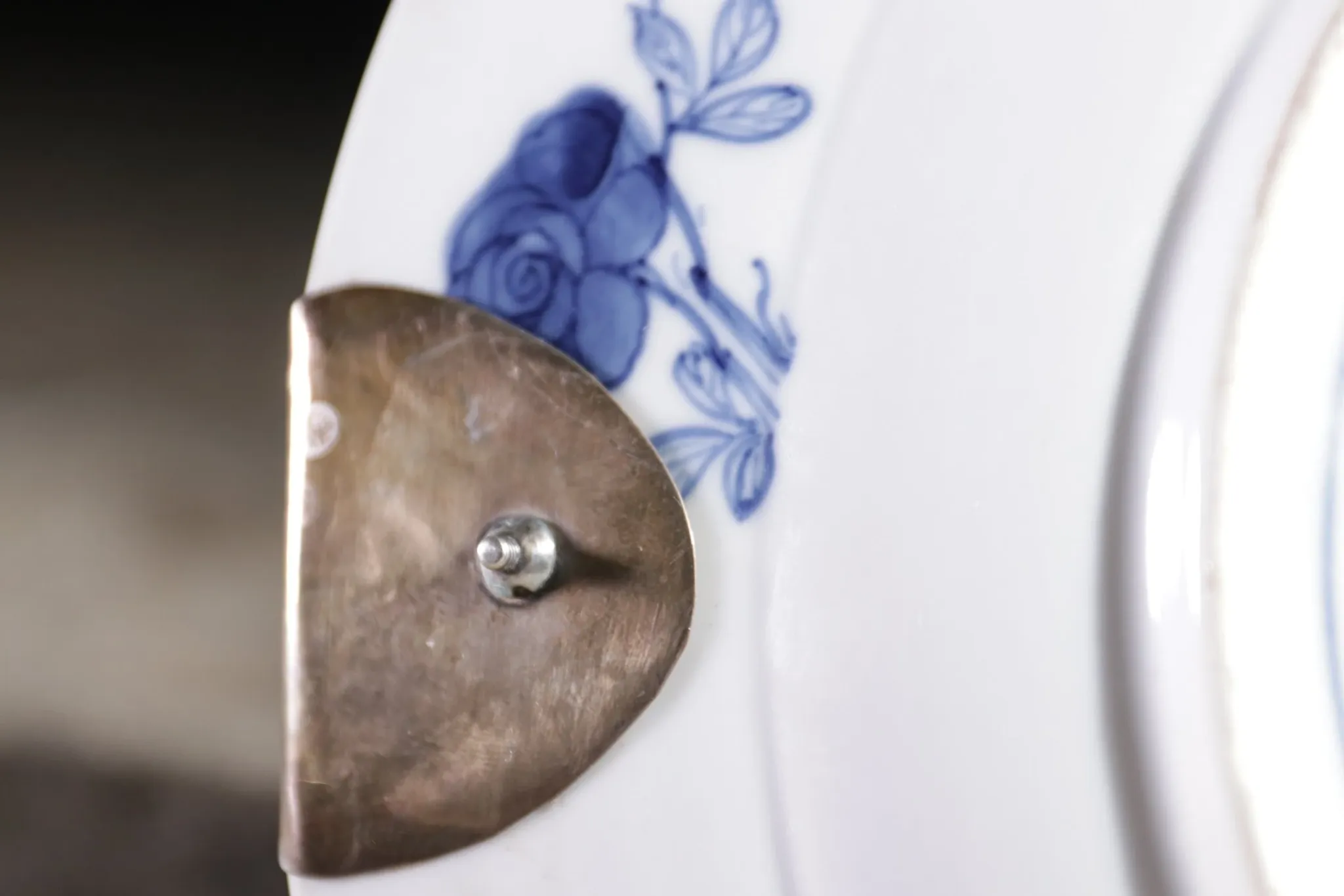 Chinese Kangxi blue and white plate with silver handle – ca. 1700