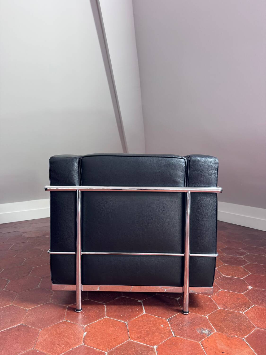 Black leather designer armchair – an elegant piece