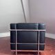 Fauteuil design en cuir noir – pièce élégante