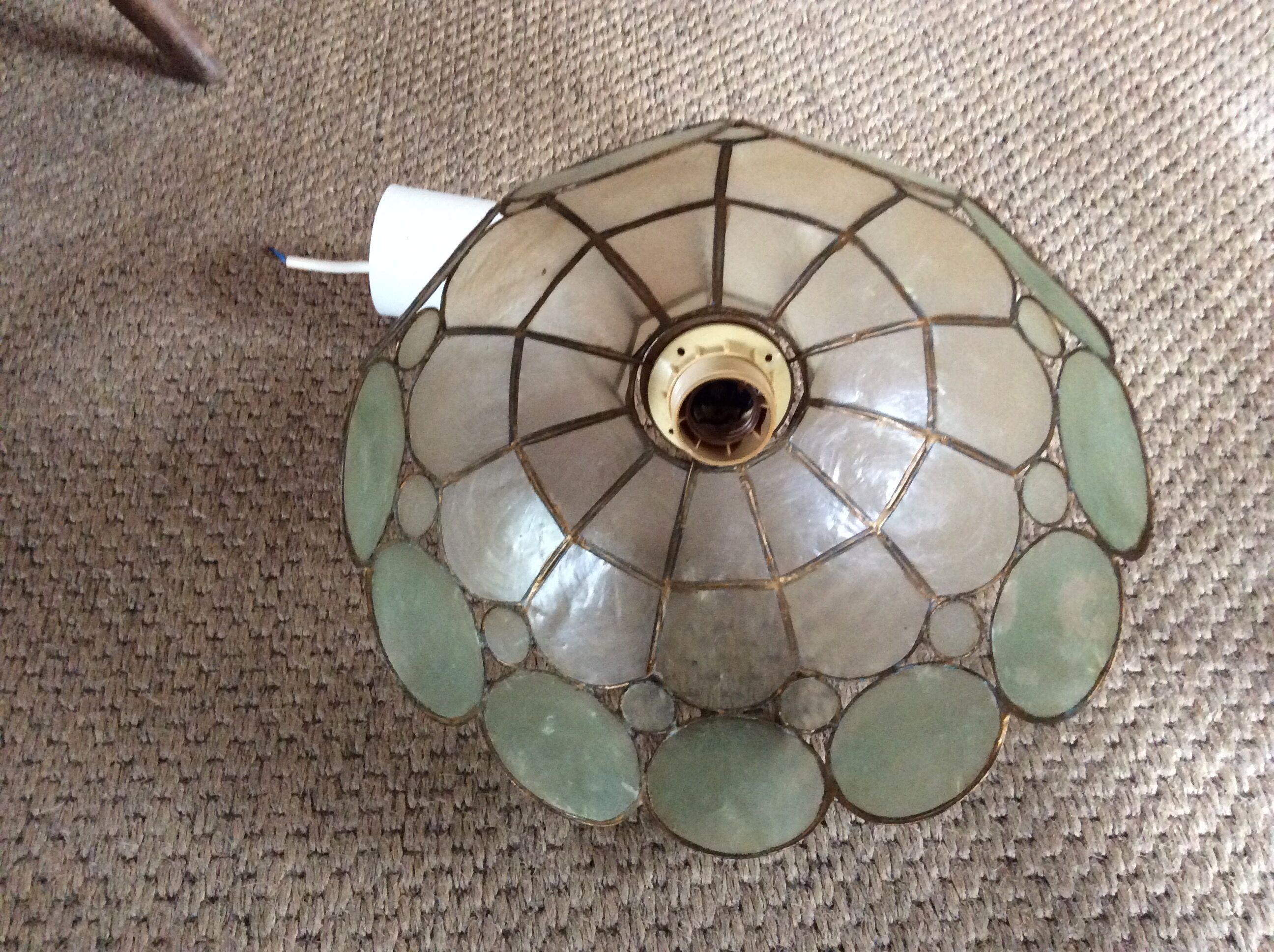 Mother-of-pearl suspension