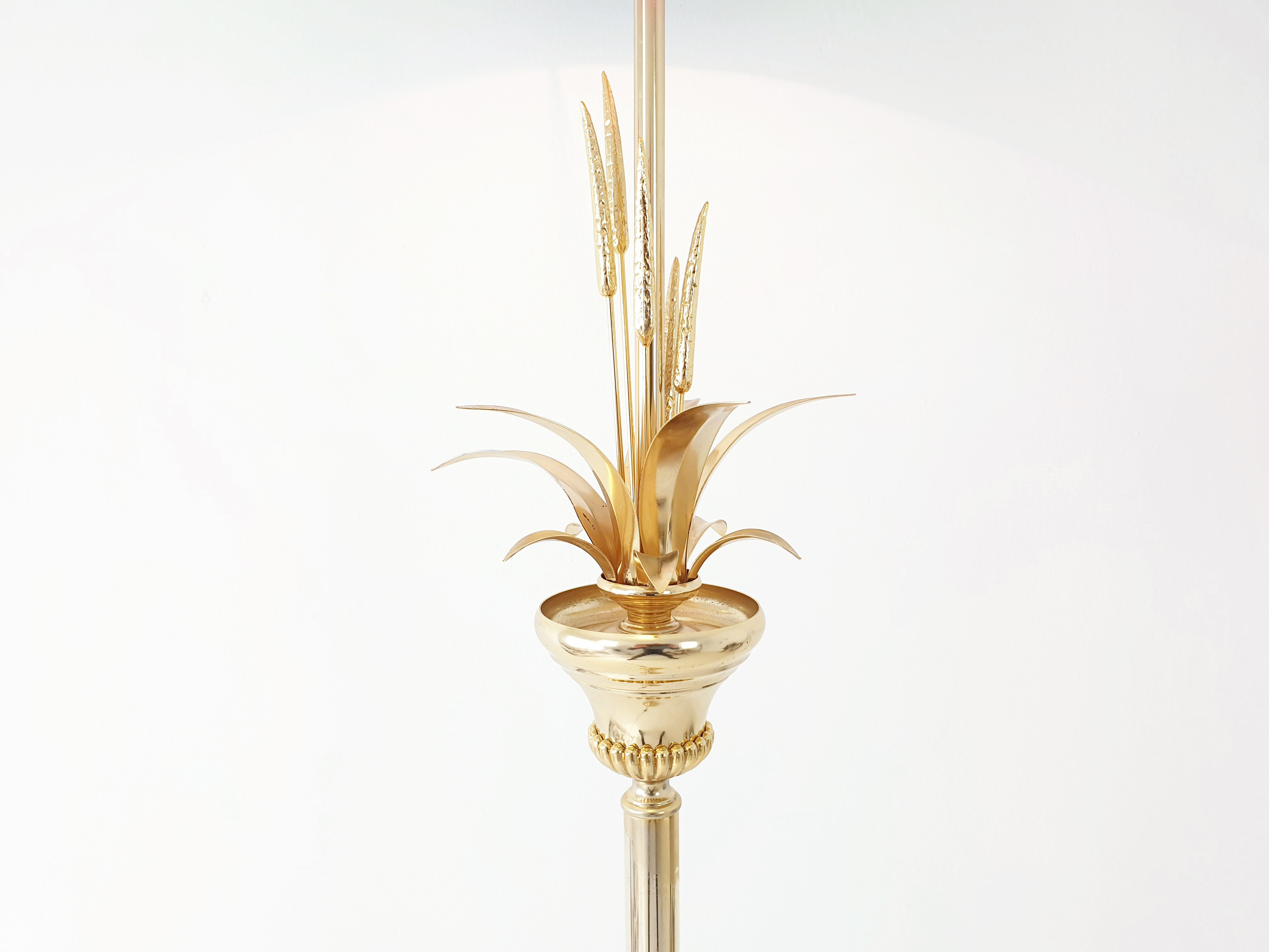 Light golden to plant decoration by Massive 1970