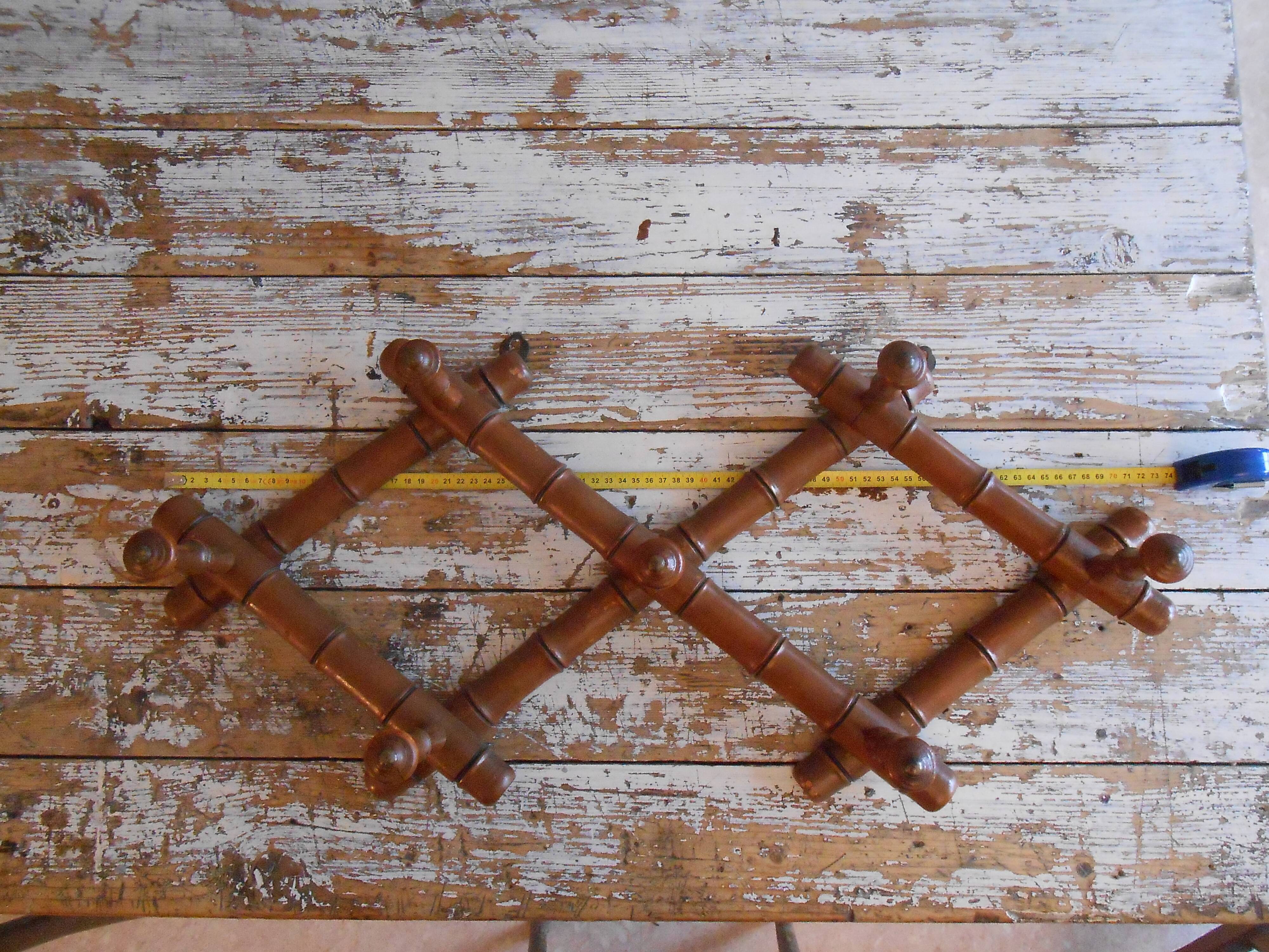 1900 accordion coat holder