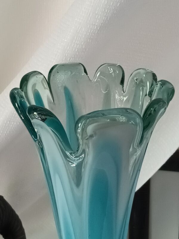 Vase bleu en verre soufflé vintage