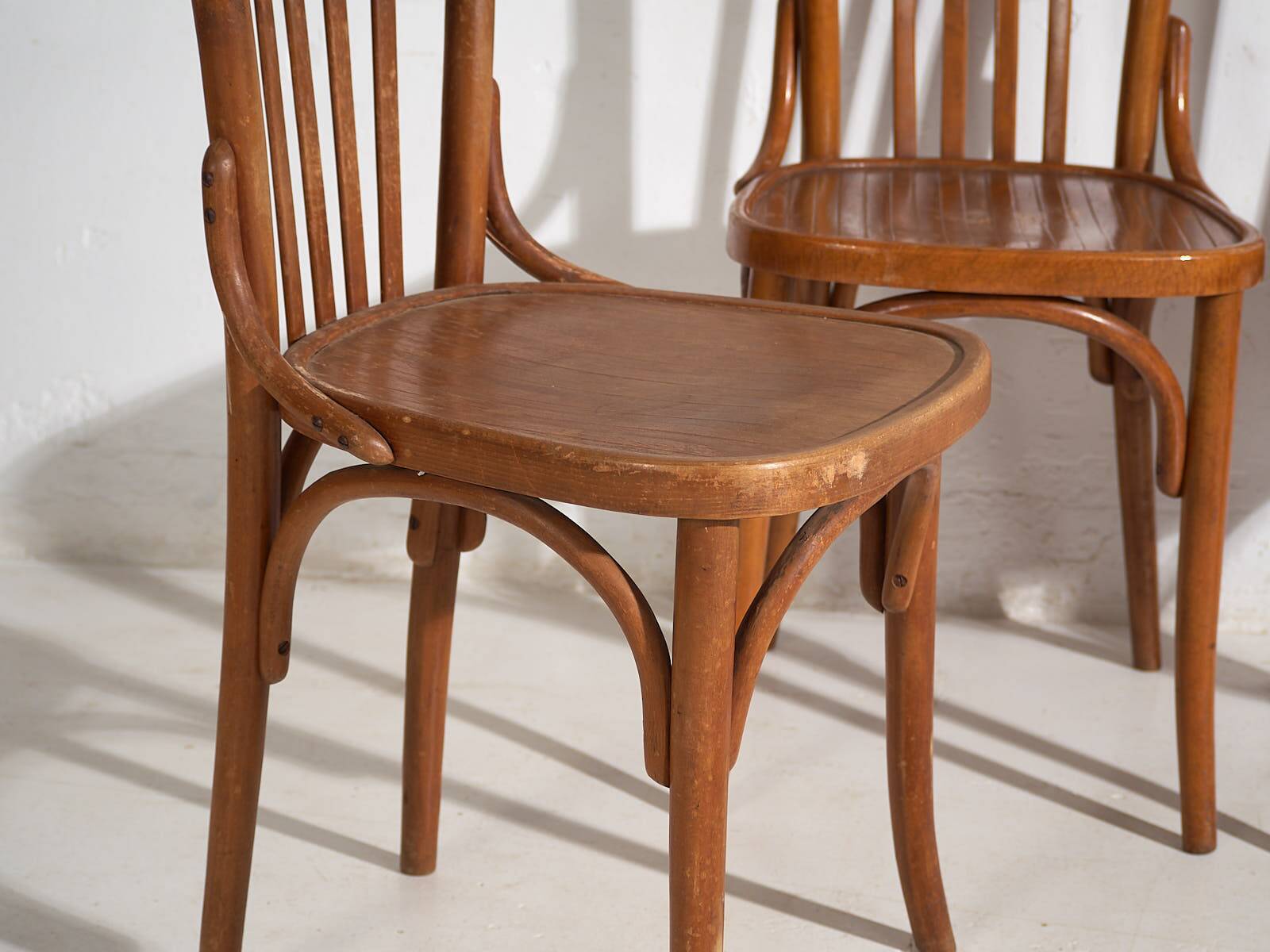 Antique Viennese-style bistro chairs (circa 1920). 4 pieces no. 16