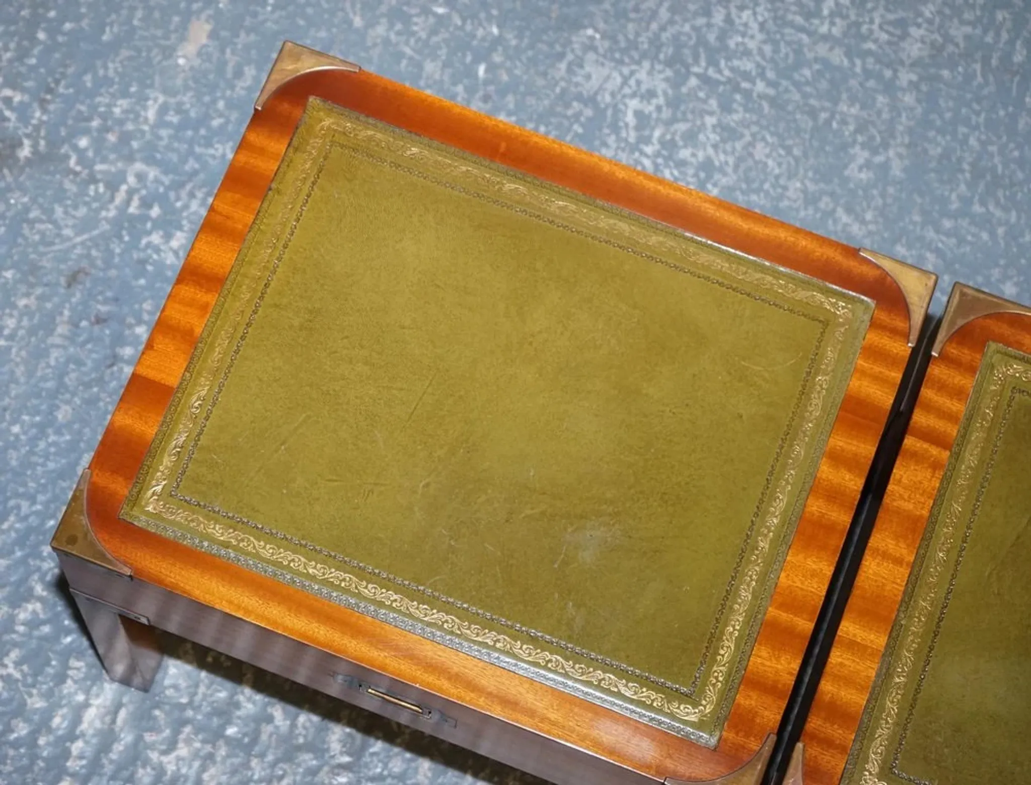 Table Basse Bevan Funnell avec Plateau en Cuir Vert