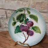 Ancienne assiette en barbotine motif prune Saint Amand Hamage