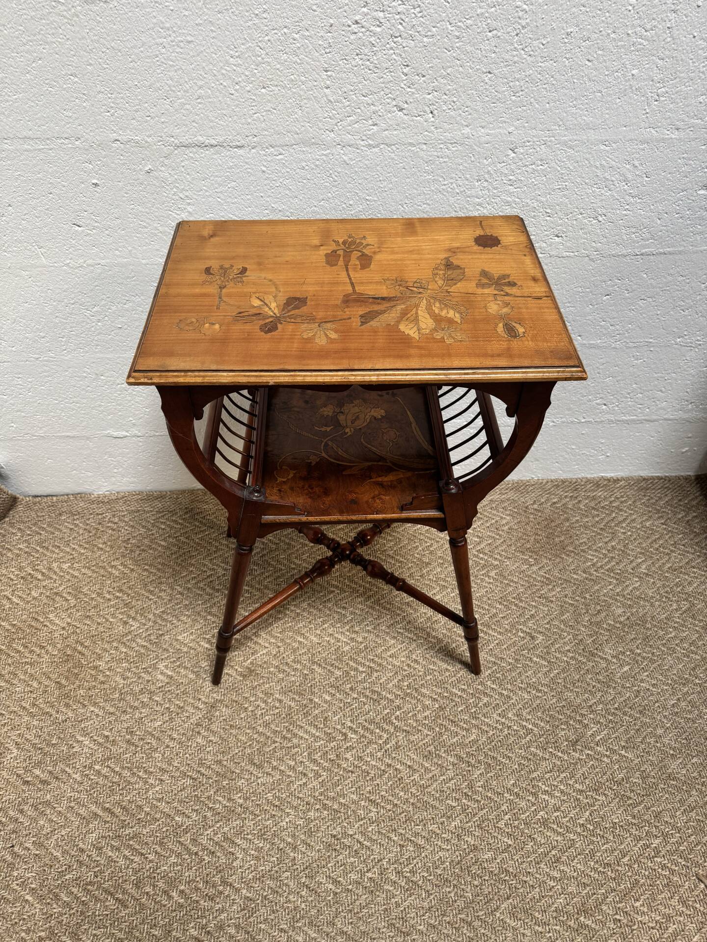Table d’appoint / Lecture Style Esthétique Victorien, marqueterie 1880