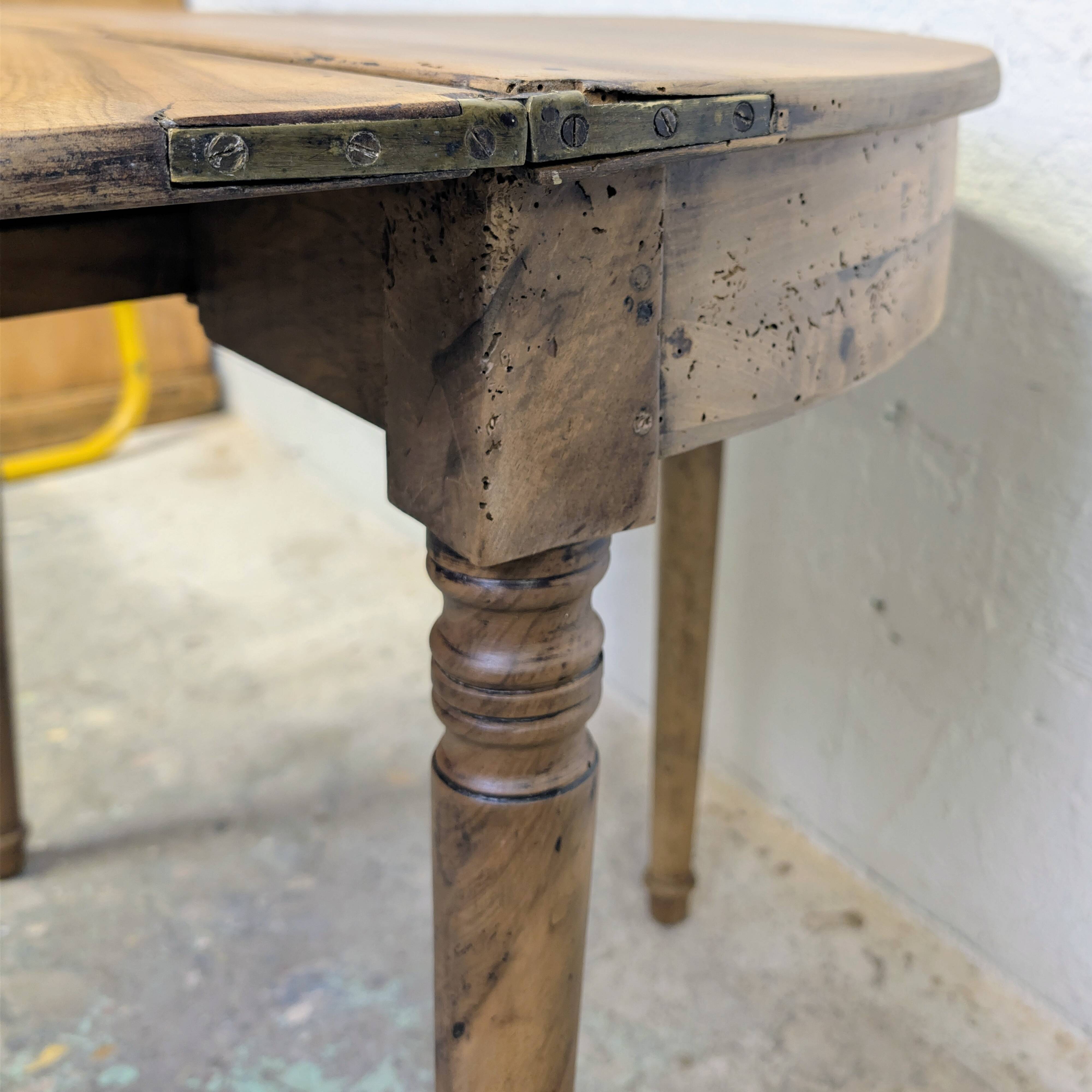 Half-moon table in walnut