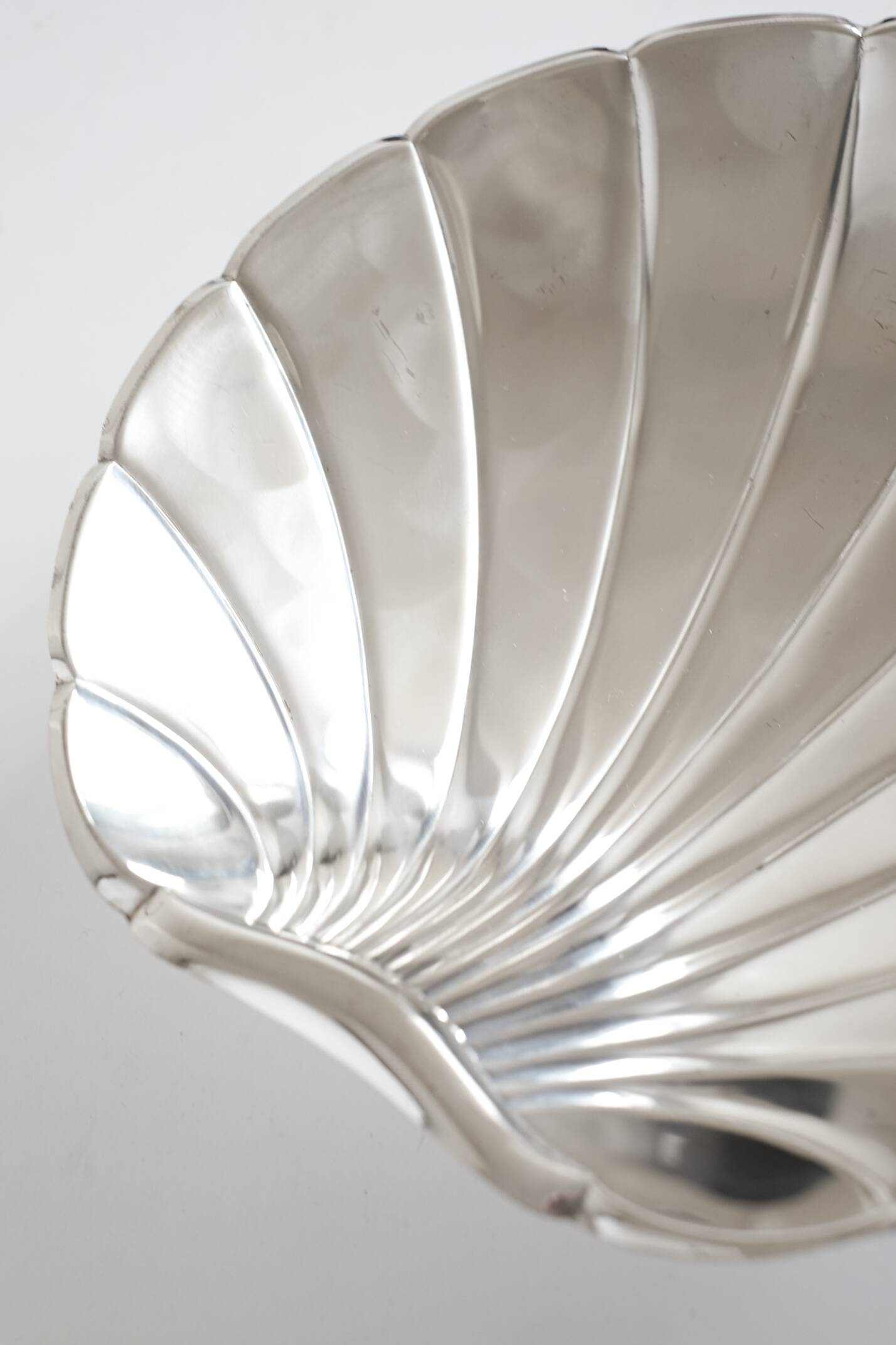Grand plat en forme de coquillage plaqué argent