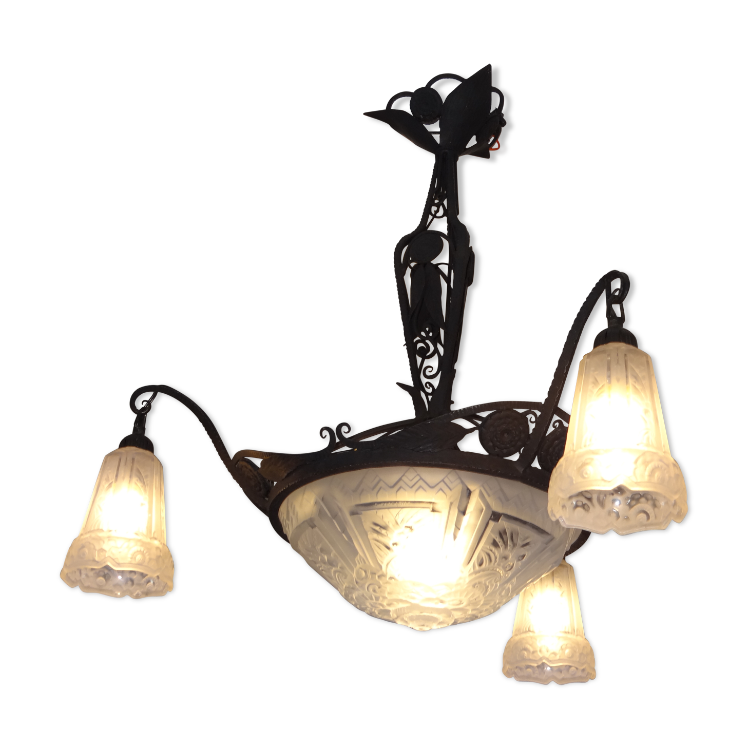Lustre en fer forgé et verre opalin