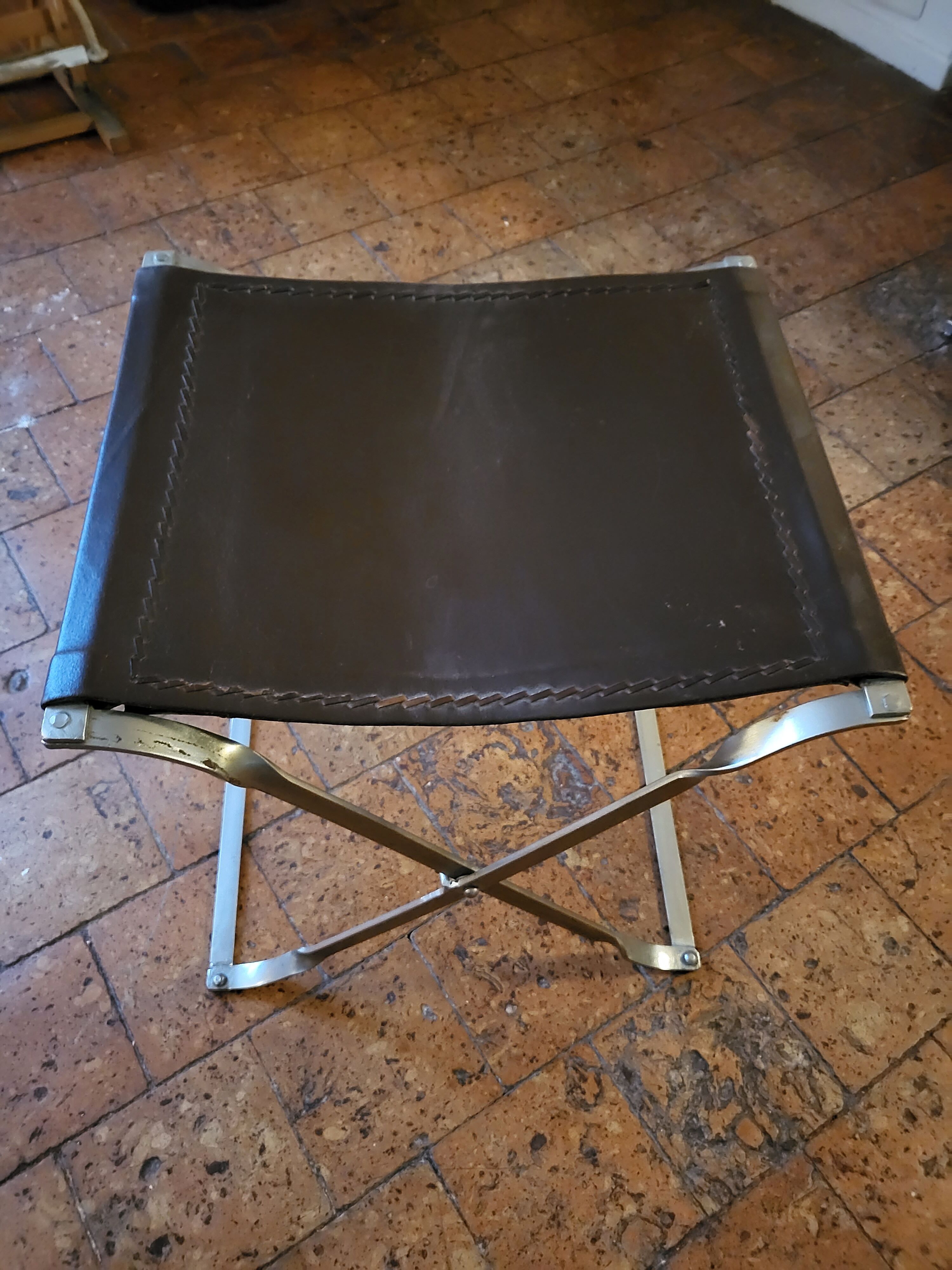 Tabouret pliant en acier et cuir