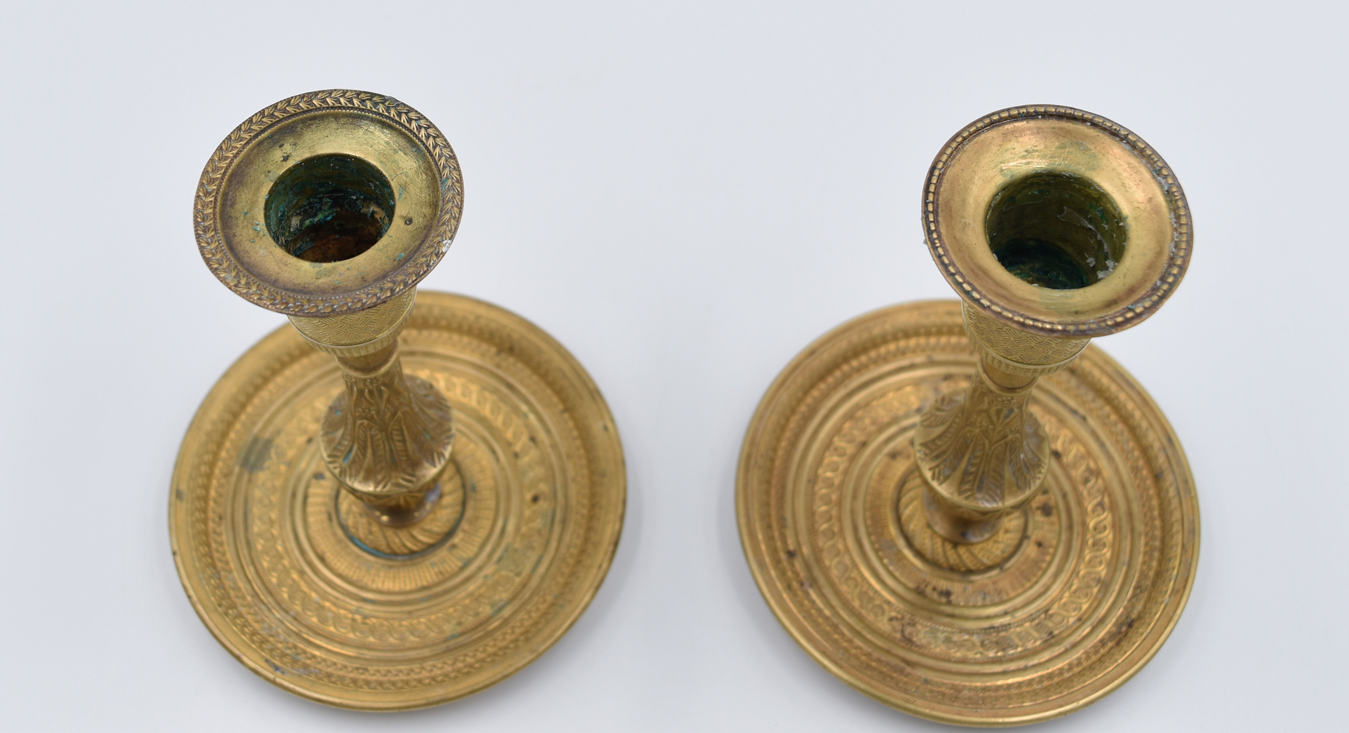 Pair of gossip candle holders in bronze and brass gilded period