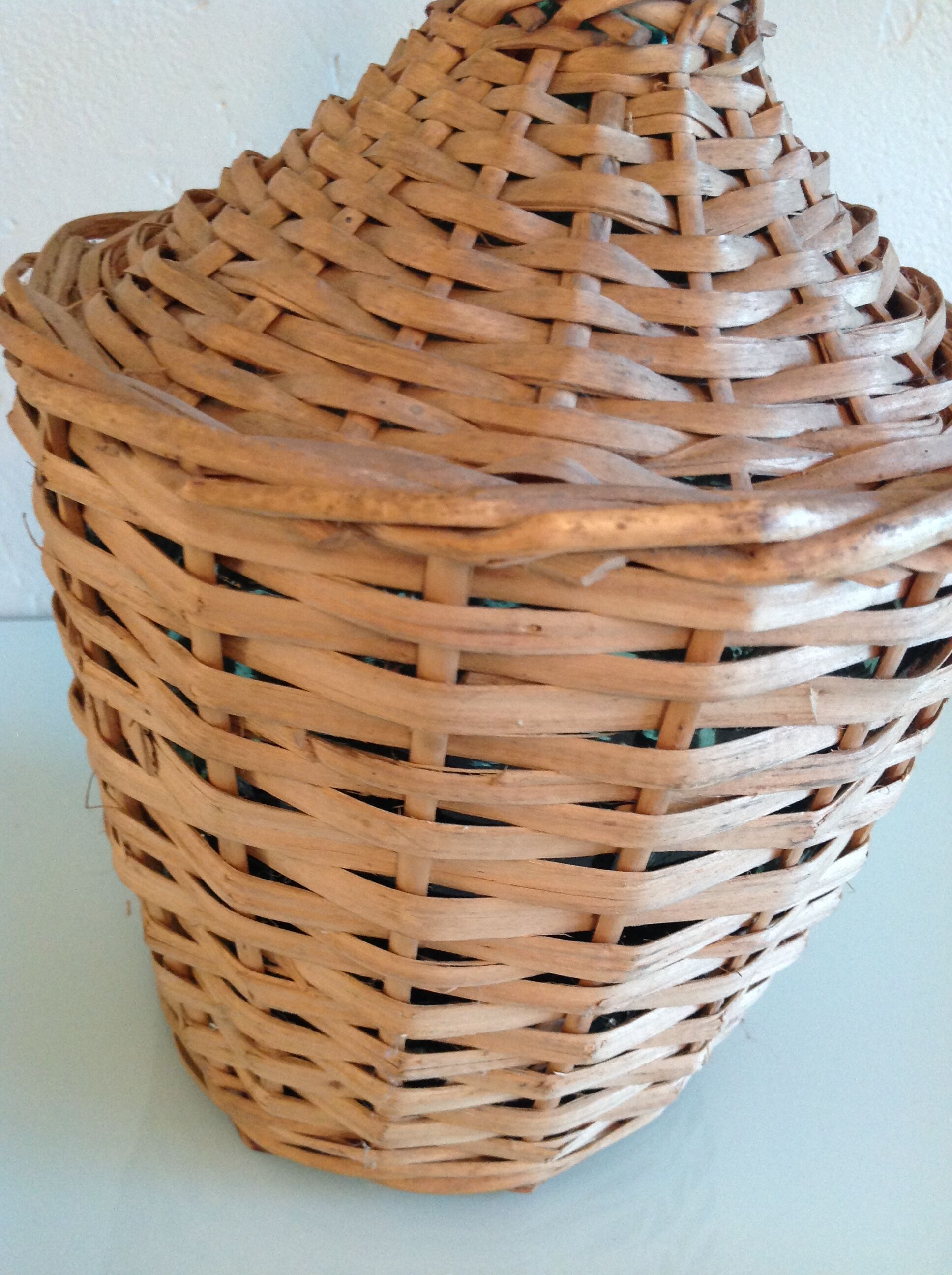 Bonbonne verte avec habillage en osier années 60/70