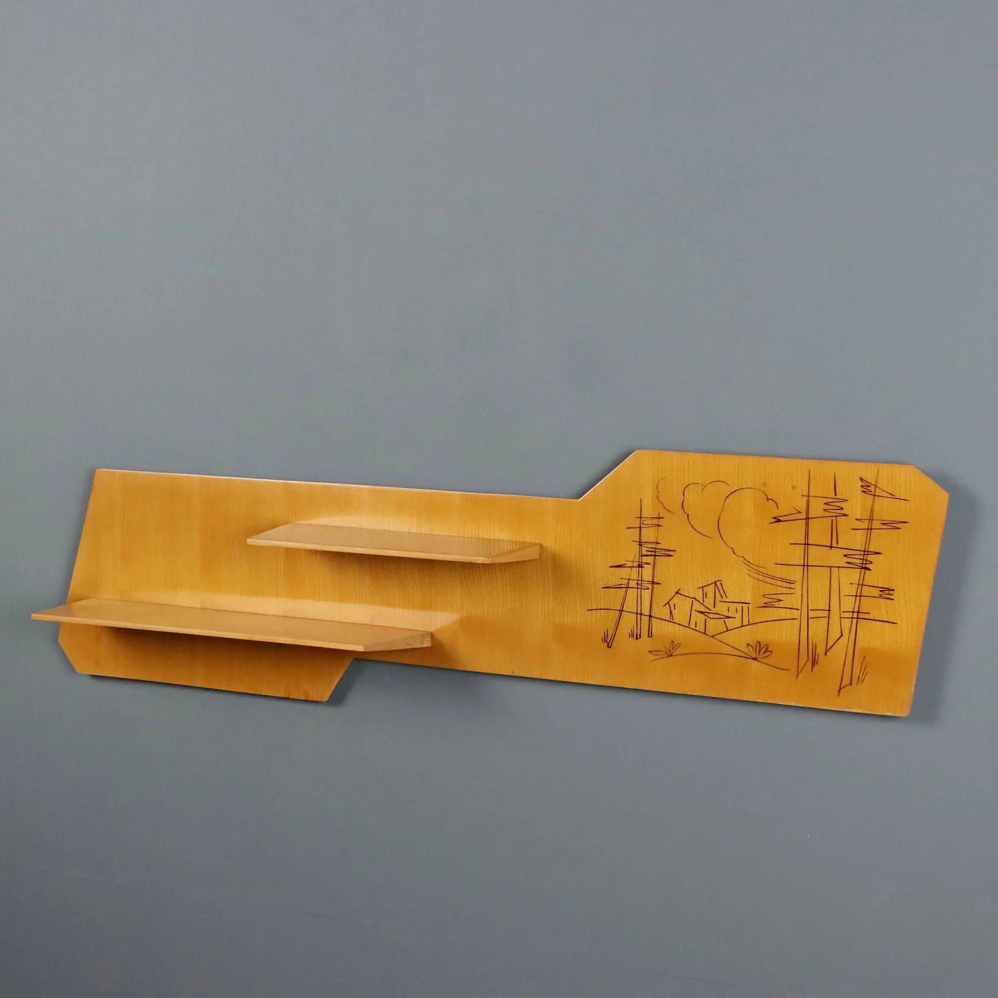 Vintage maple shelf with decoration, Italian design from the 1960s.