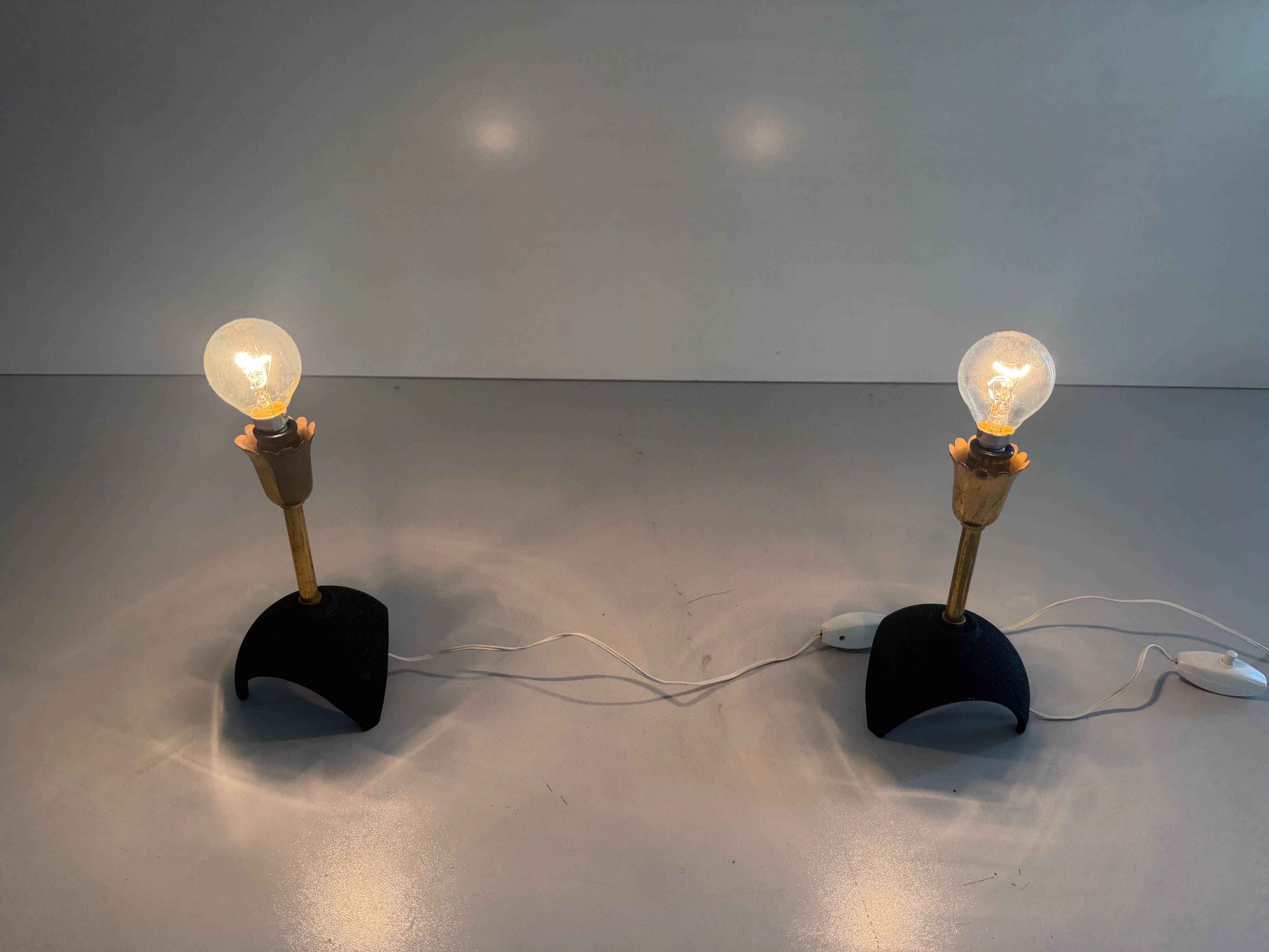 Pair of mid-century bedside lamps in brass and black metal, 1960, Italy.