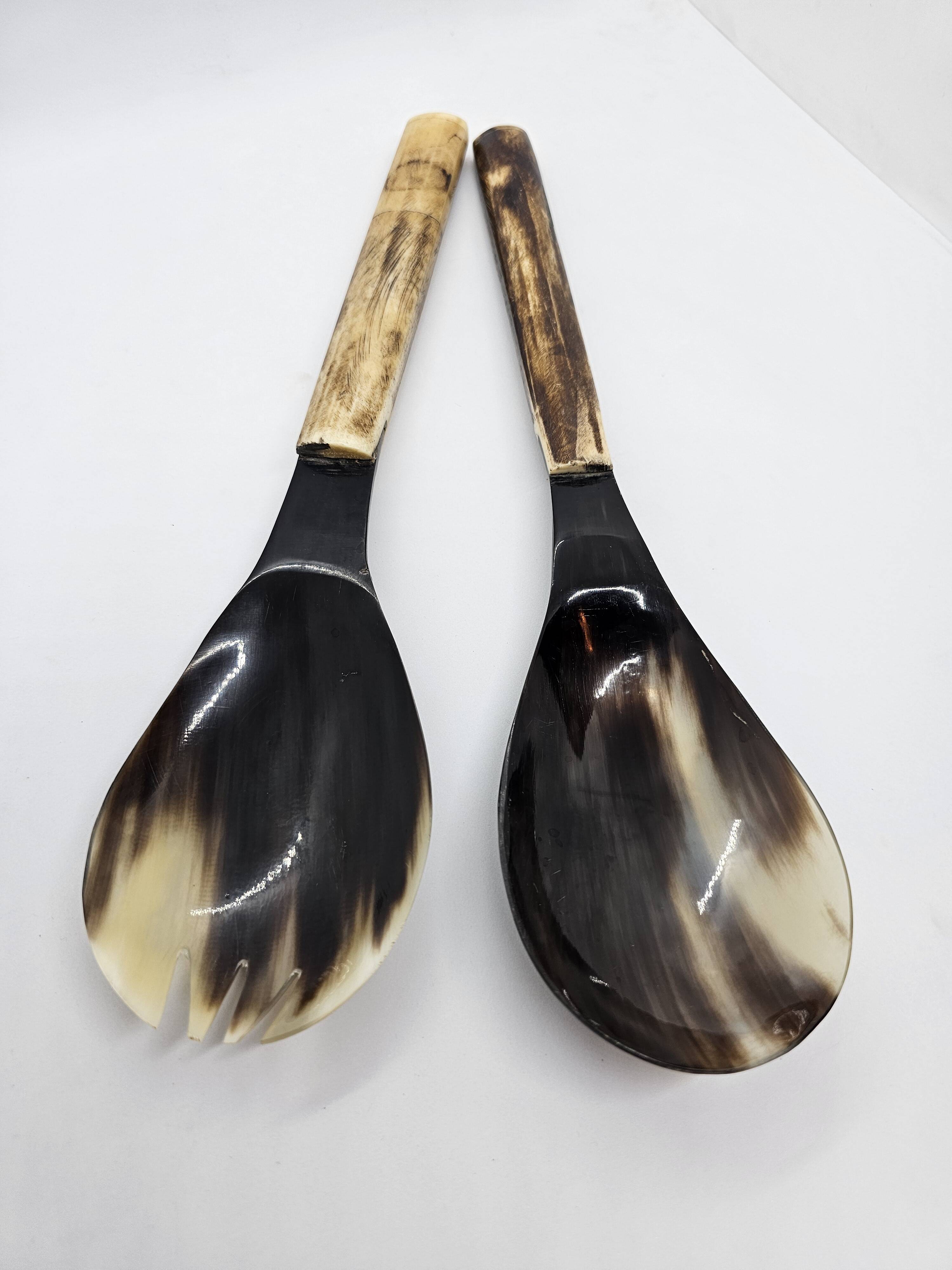 Serving cutlery set in buffalo horn and smooth bone handle