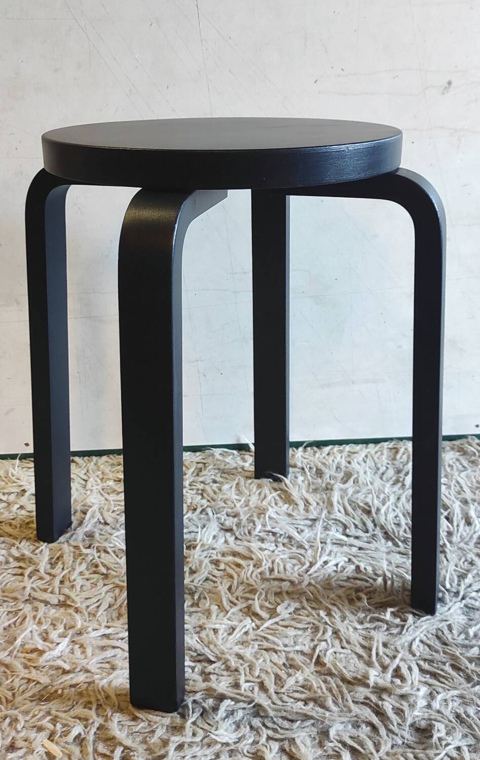 Designer stool in black lacquered solid wood - 80s/90s