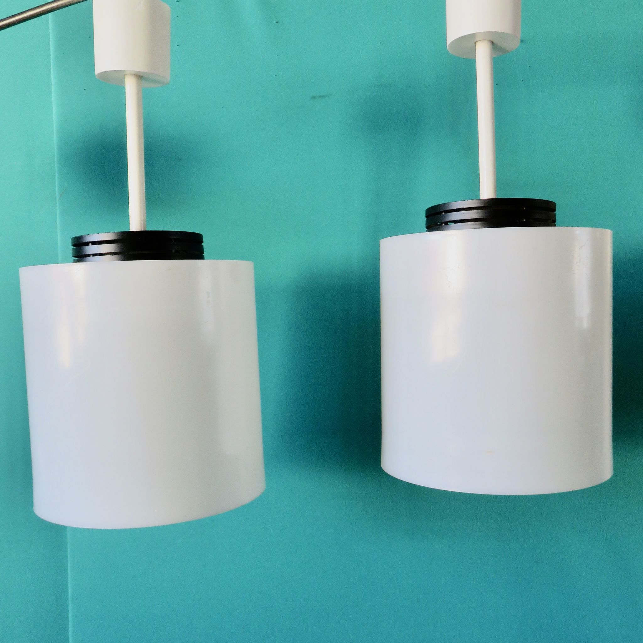 Trois suspensions cylindriques en résine blanche, France 1970.