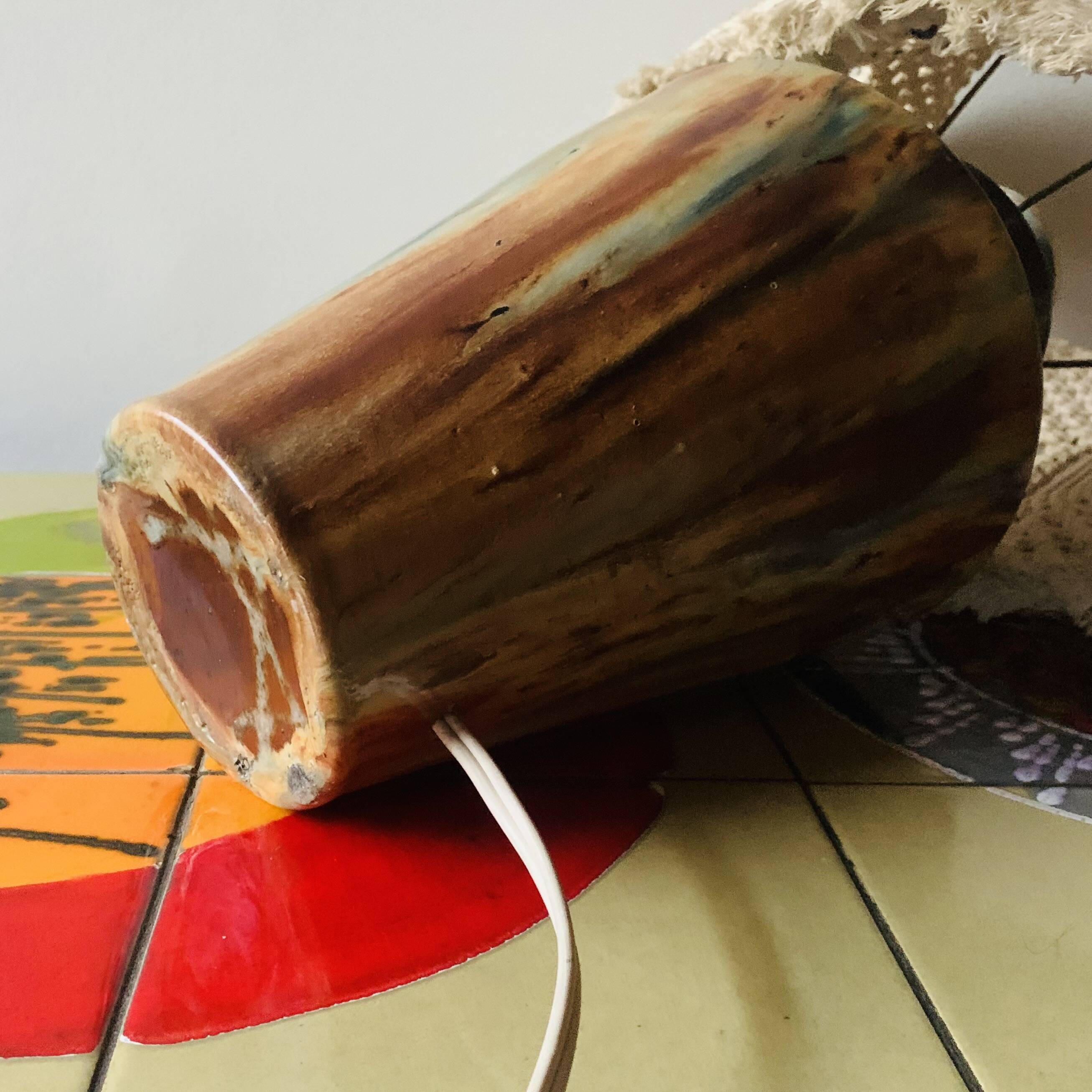 Lampe vintage à poser en grès vernissé avec abat-jour en macramé