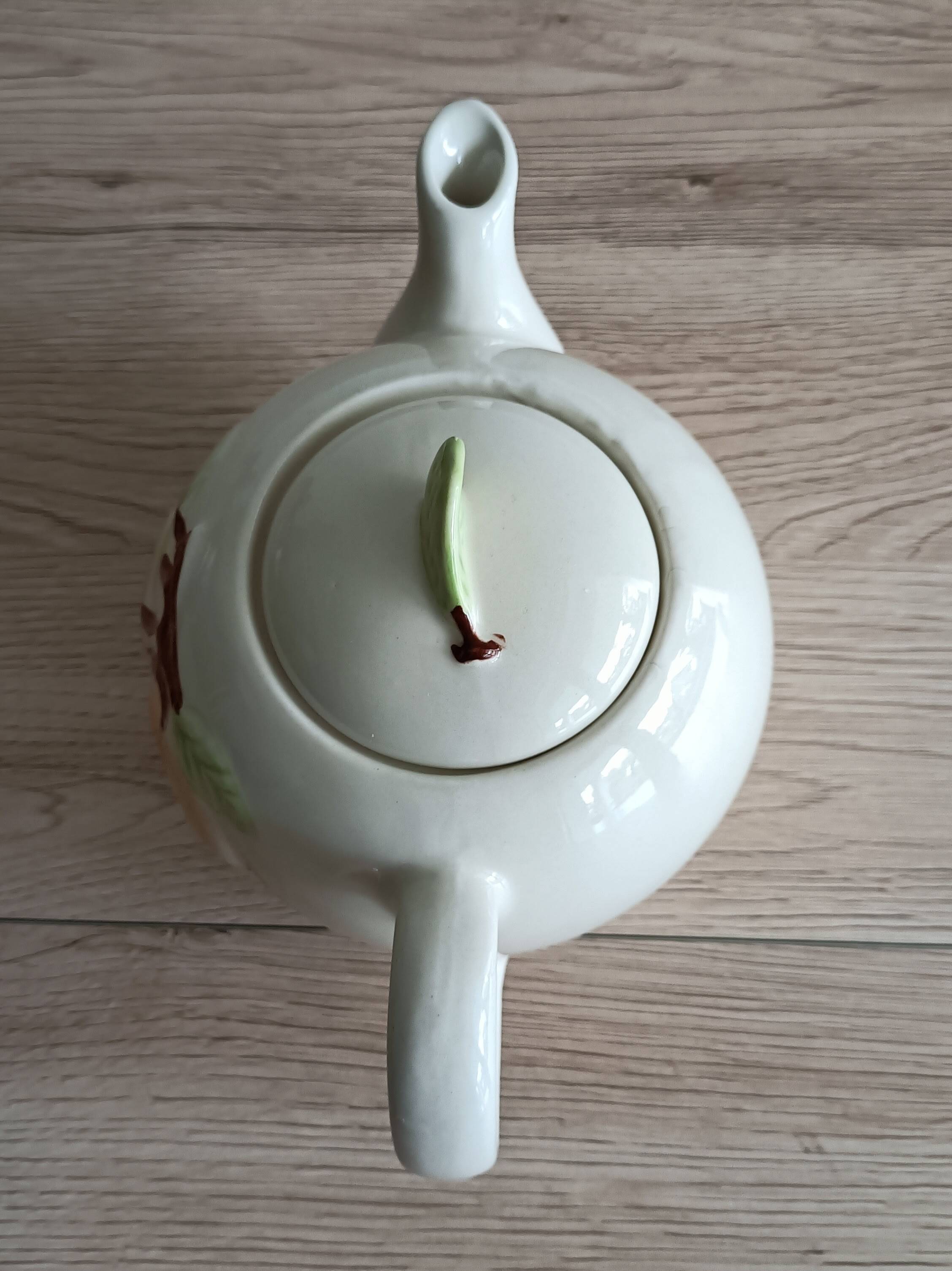 Slush teapot with embossed fruit decoration