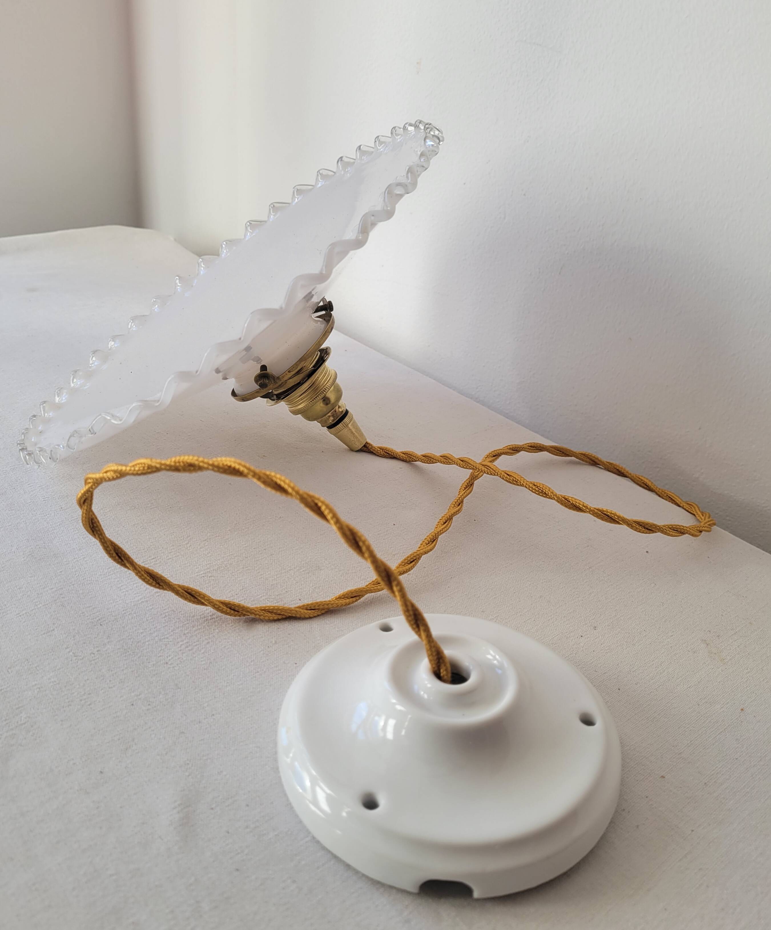 Pendant in serrated opaline