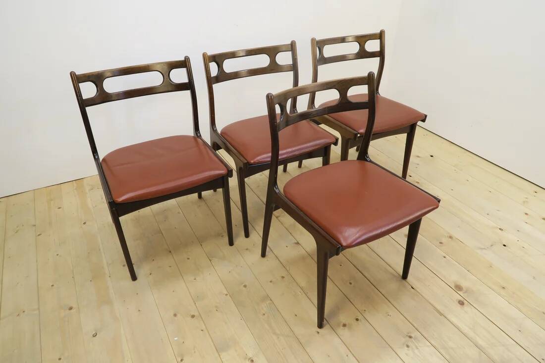 Dining room set in rosewood with table and 4 chairs, 1960s.