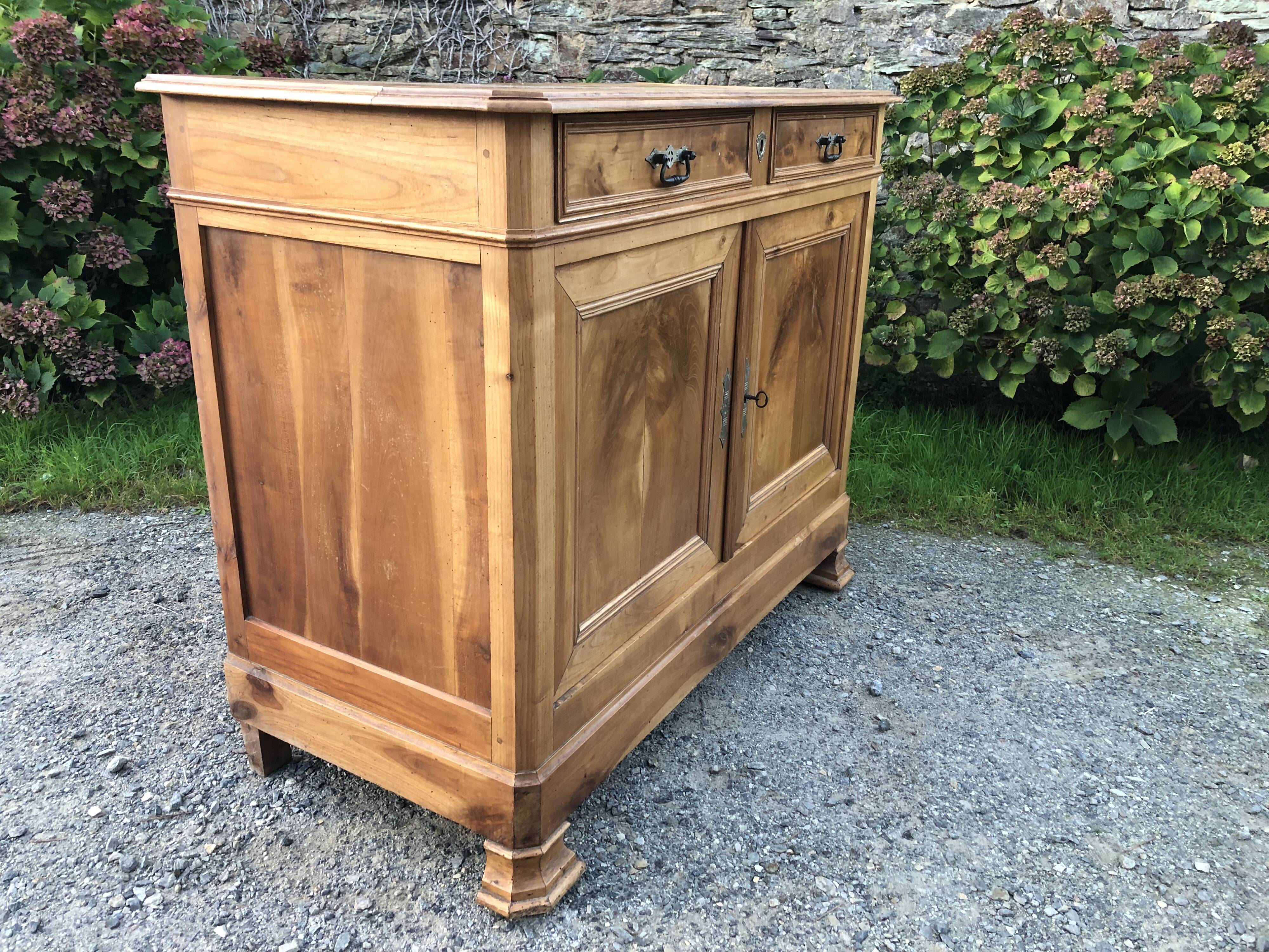 Old low sideboard in solid cherry wood from the 1900s.
