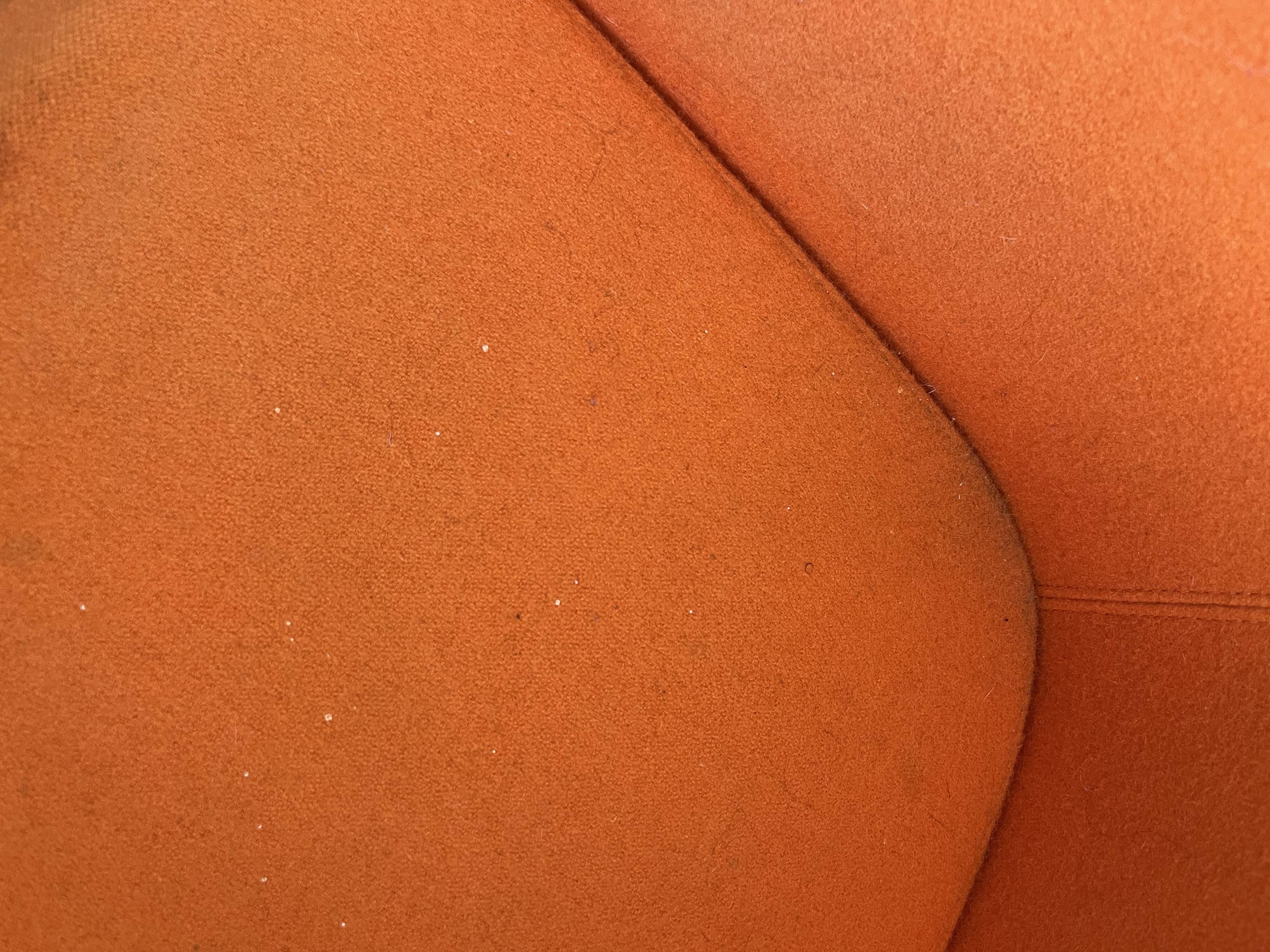 Paire de fauteuils orange 1970
