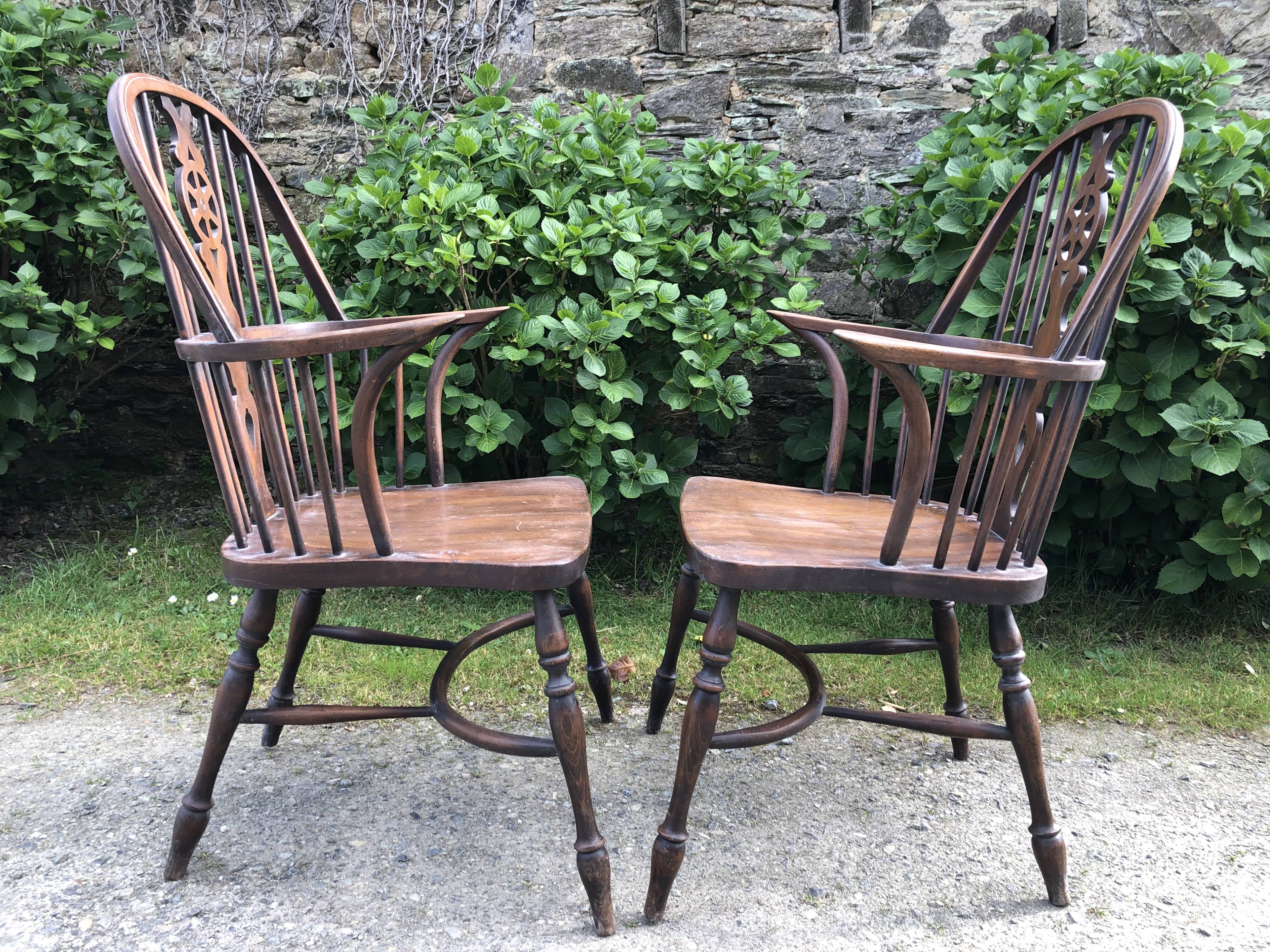 A pair of Windsor chairs in solid elm from the 1950s.