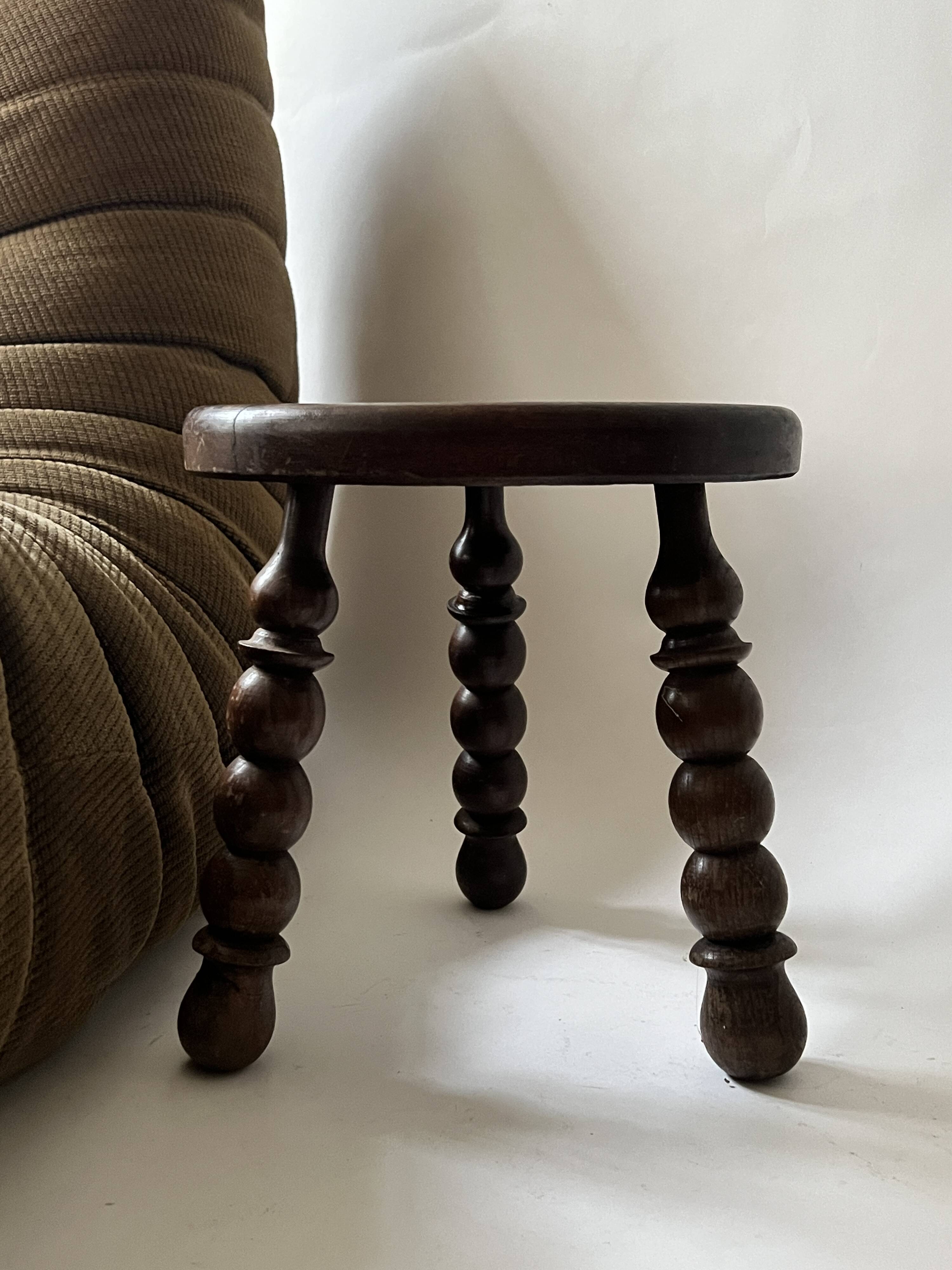 Tabouret bas - table d'appoint  tripode en bois perlé