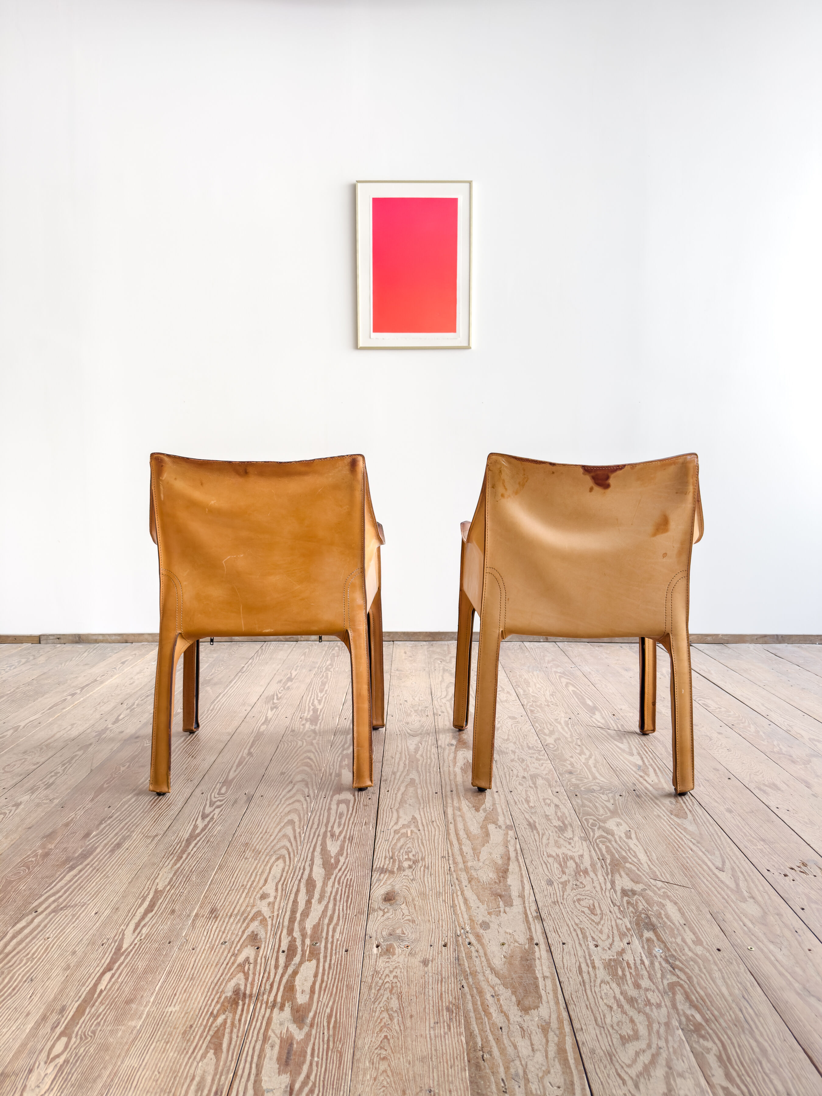 Paire de fauteuils Cab 413 par Mario Bellini en cuir beige patiné, Cassina