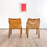 Paire de fauteuils Cab 413 par Mario Bellini en cuir beige patiné, Cassina