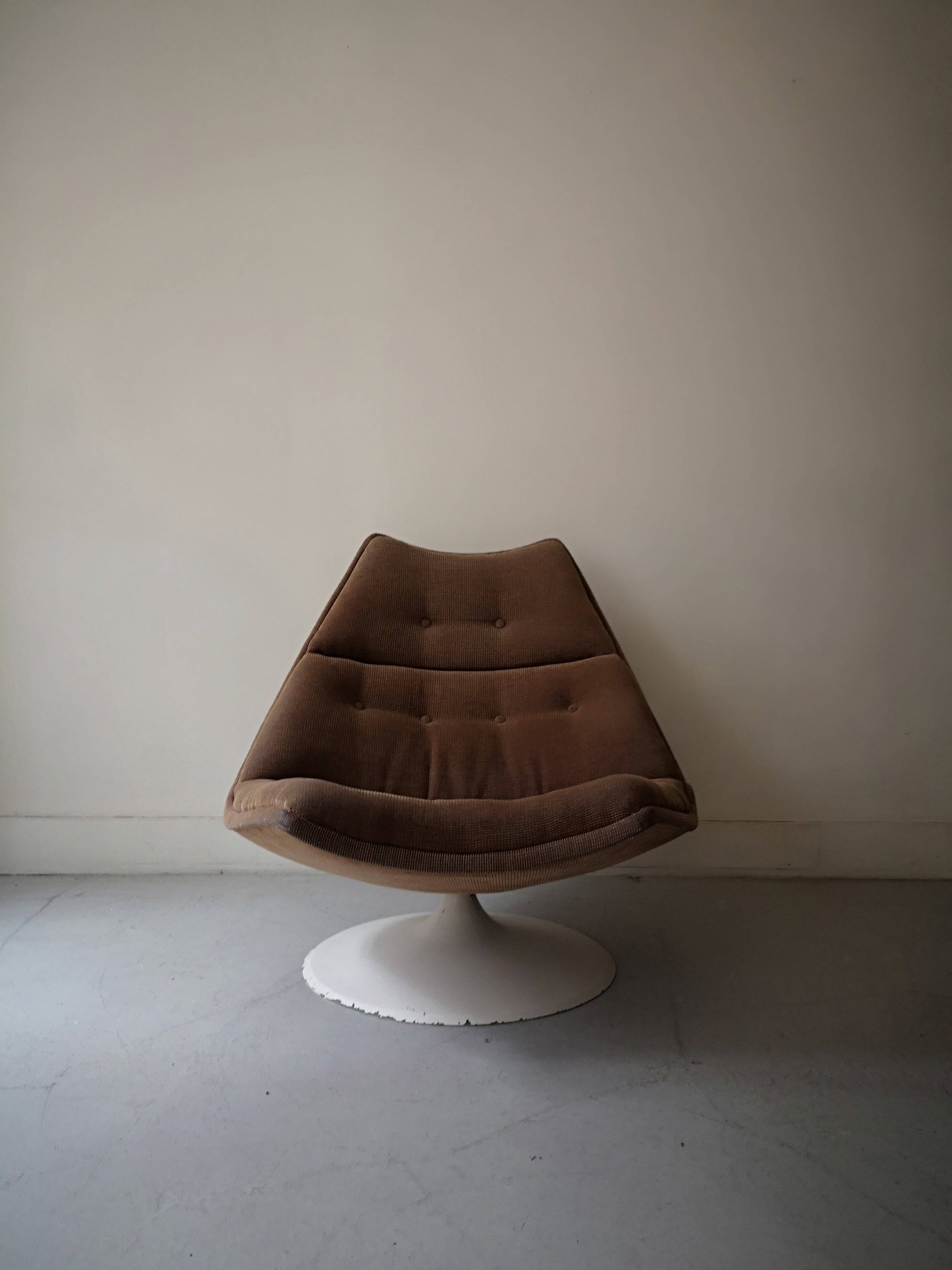 Swivel tulip chair in beige fabric Artifort, design 1970