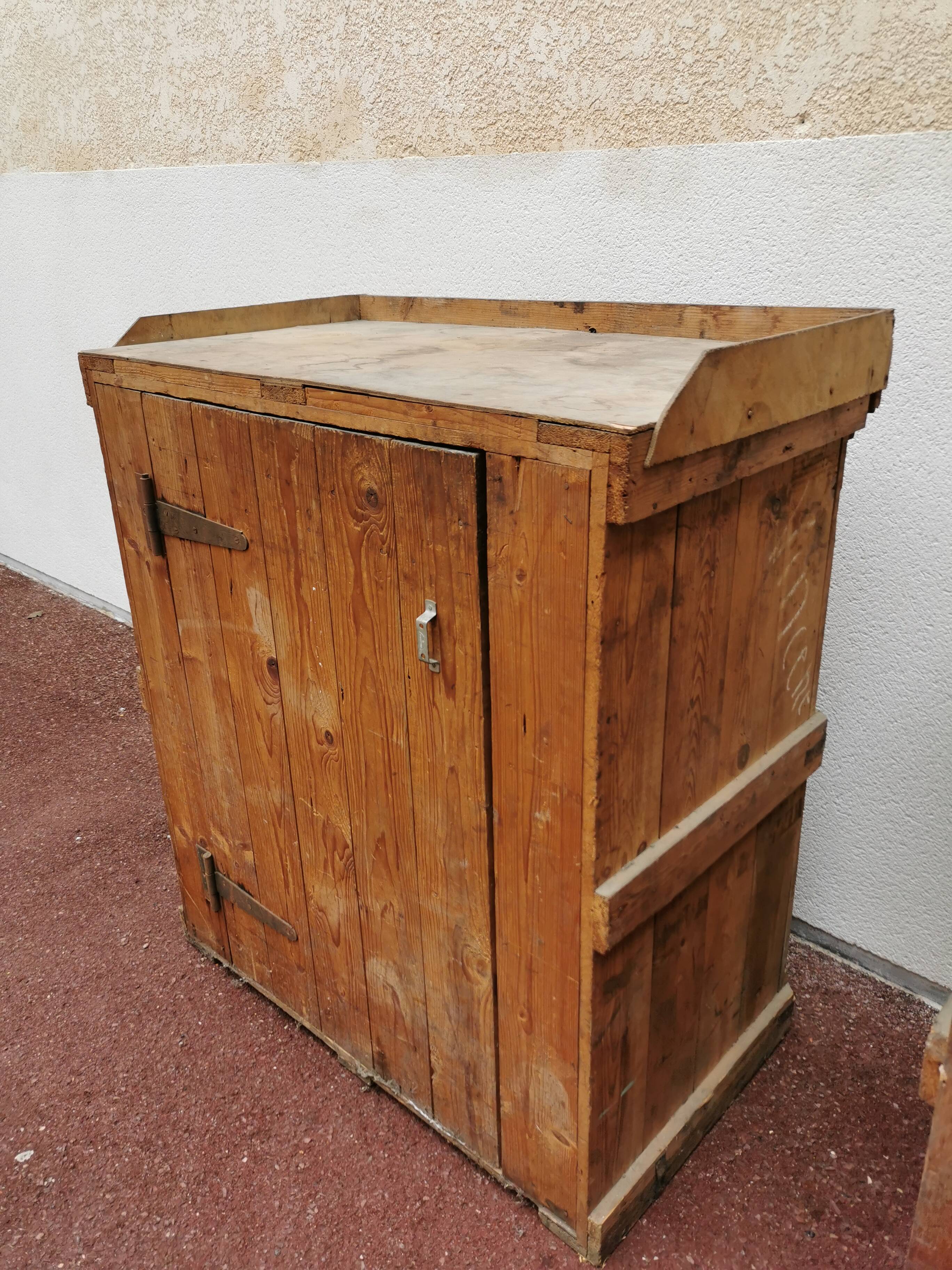 Comptoir pupitre réalisé dans une caisse en bois