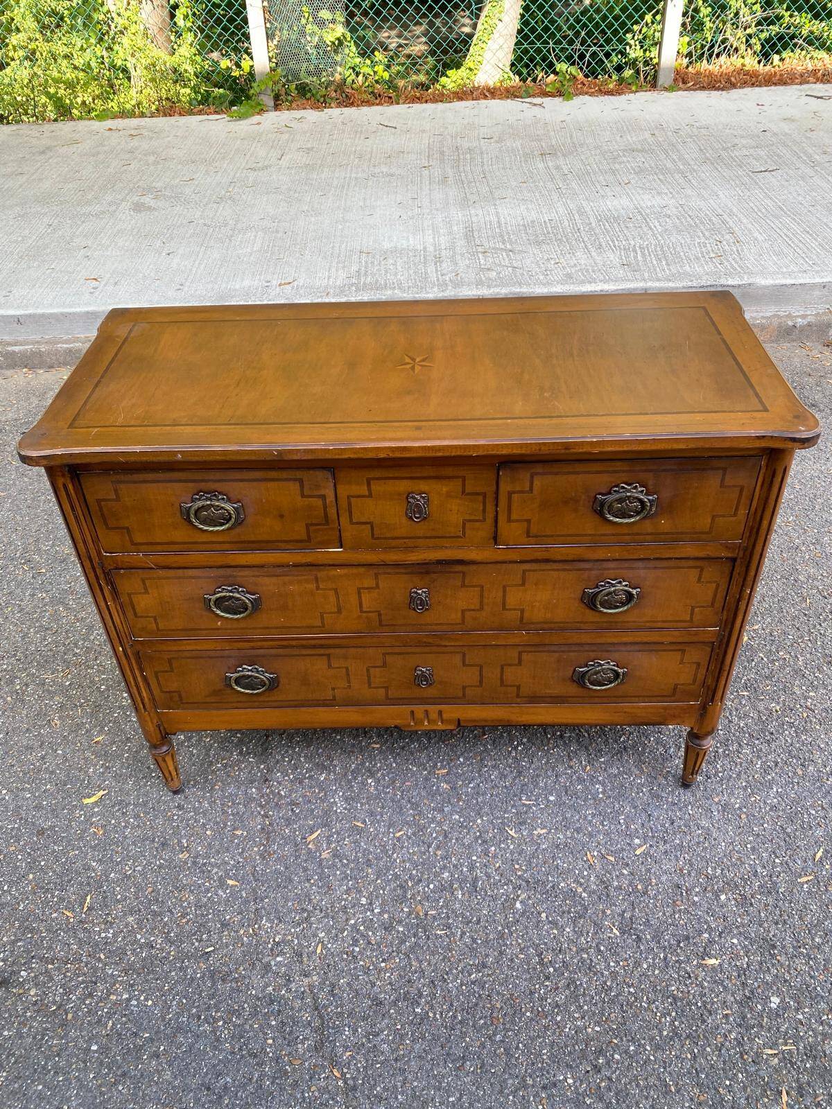 Commode Louis XVI en marqueterie et placage d'amarante/merisier 1950
