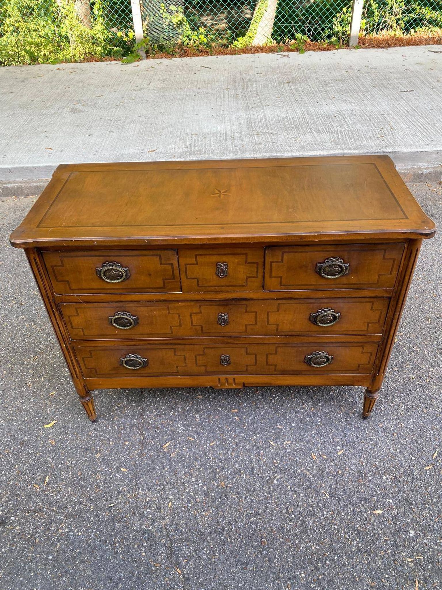 Commode Louis XVI en marqueterie et placage d'amarante/merisier 1950