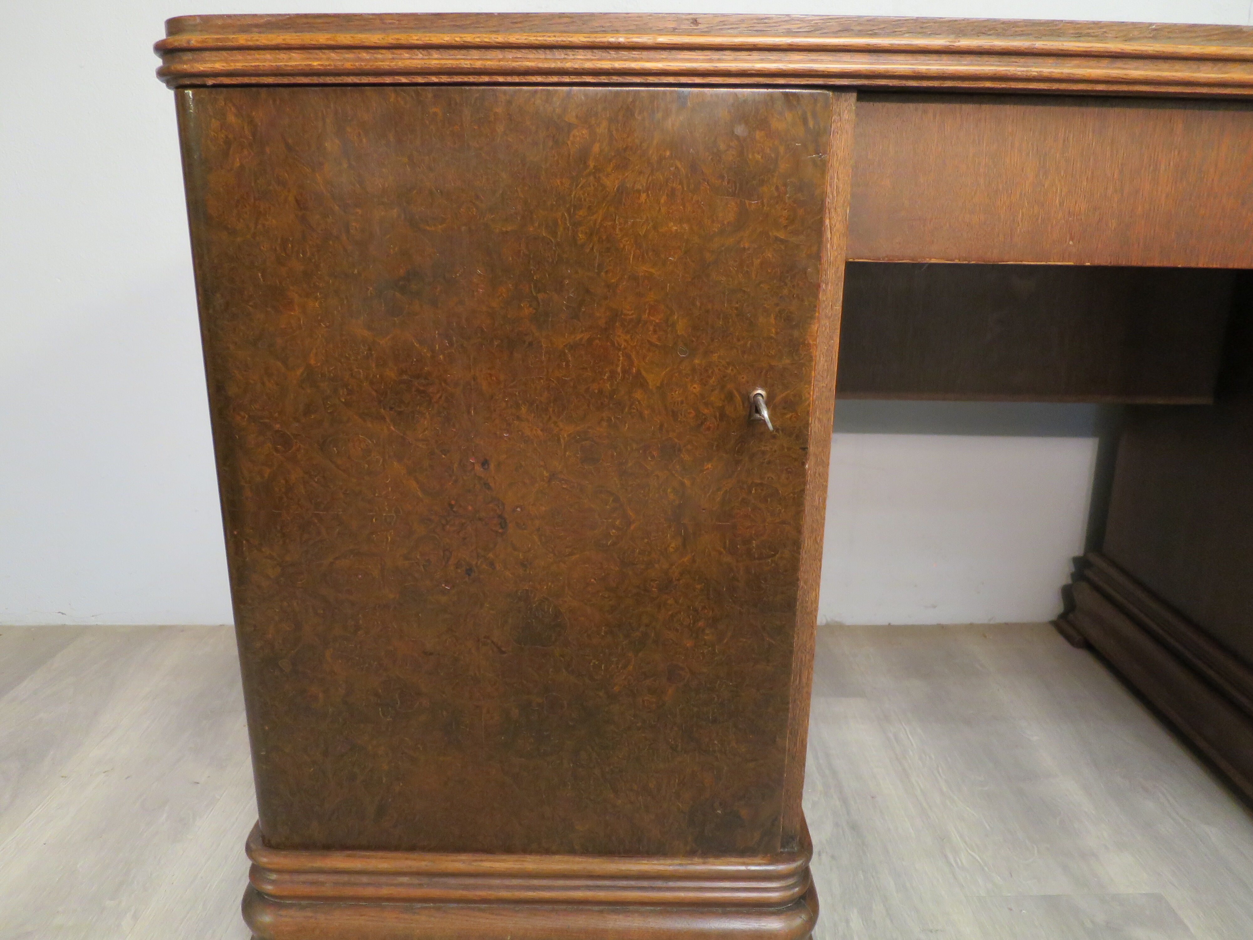 Bureau de milieu en chêne et loupe