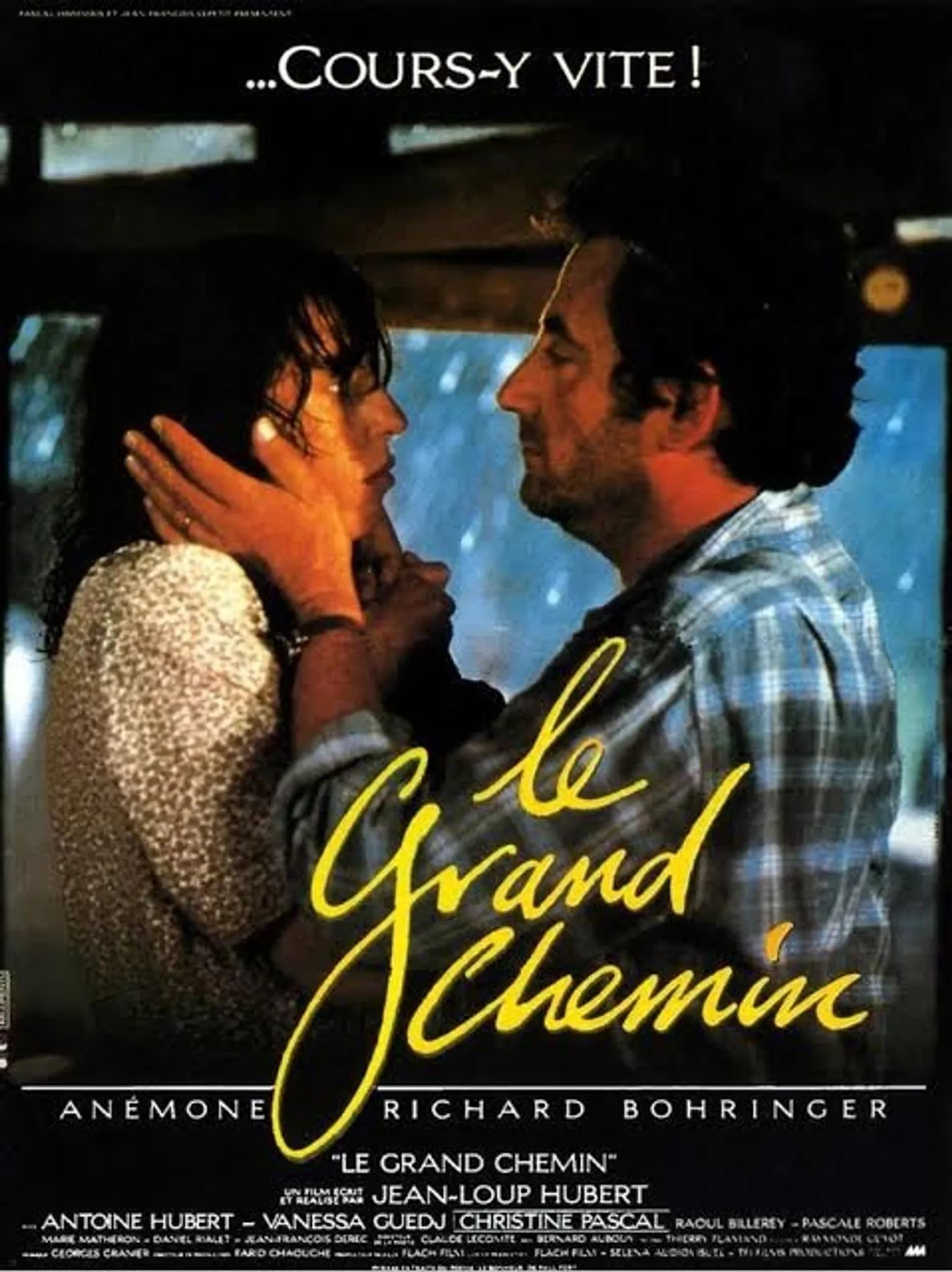 Small powdered glass vase with a yellow and green gradient from the 1950s (film "Le Grand Chemin")