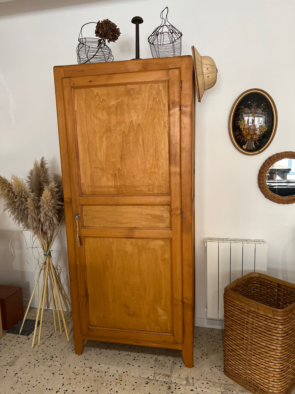 Boarding cabinet a vintage door