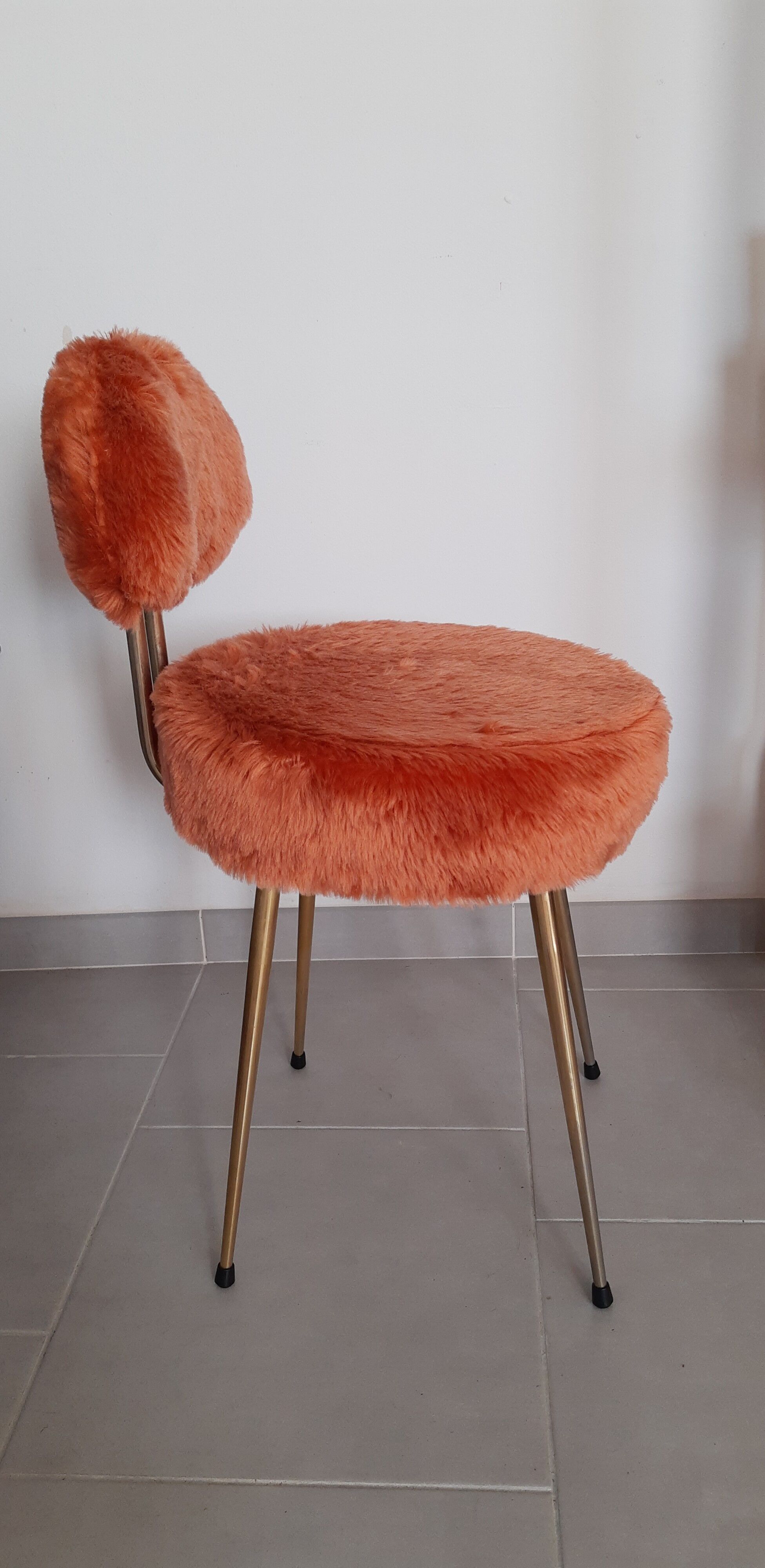 Chaise vintage moumoute Pelfran couleur saumon